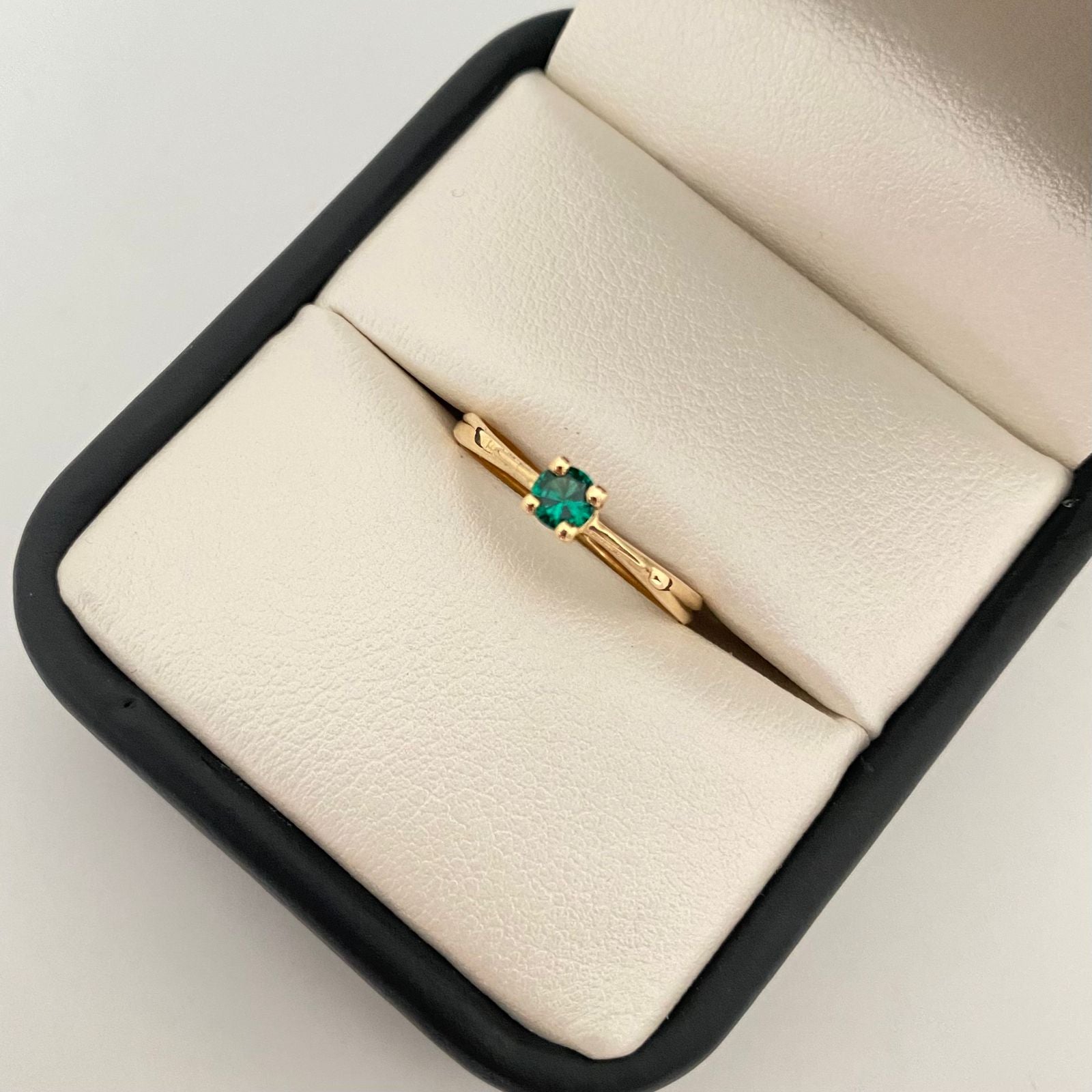 Anillo solitario circon verde Oro amarillo 18k / Talla 6 1/4 / 1,40 Gr