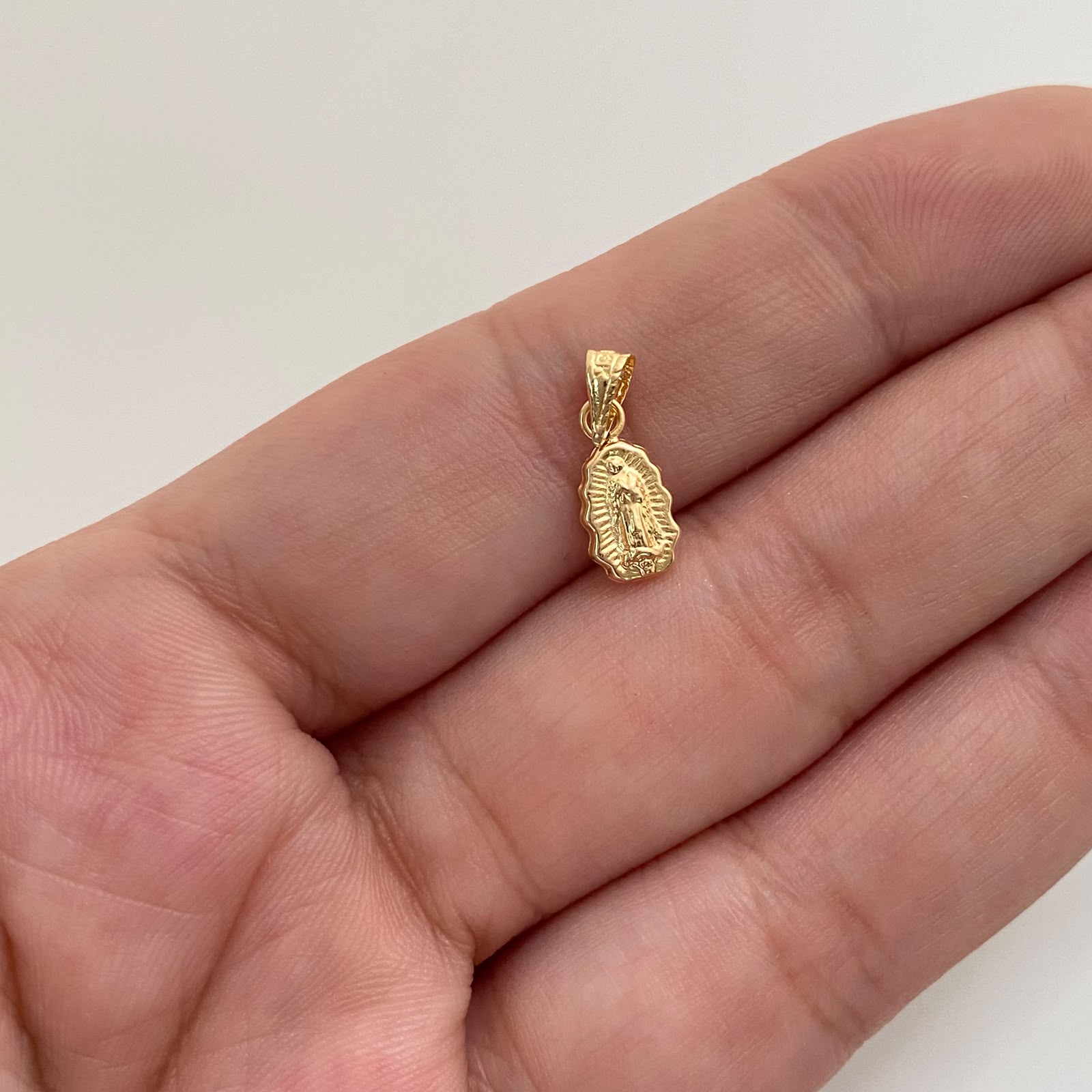 Dije Virgen de Guadalupe Silueta Oro amarillo 18k 0,3 Gr / 5,6 mm / 1,5 Cm