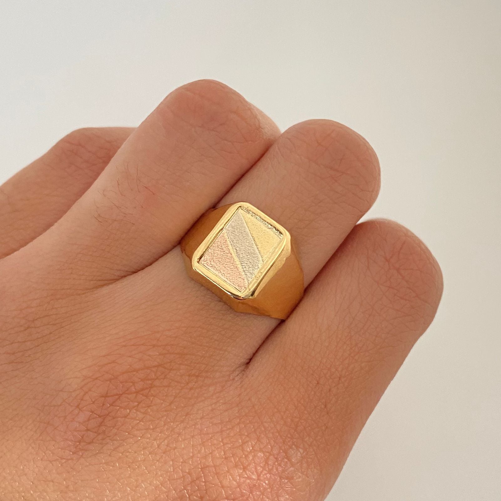 Anillo troquel centro grabado Tres oros 18k / Talla 8 3/4 / 3,35 Gr