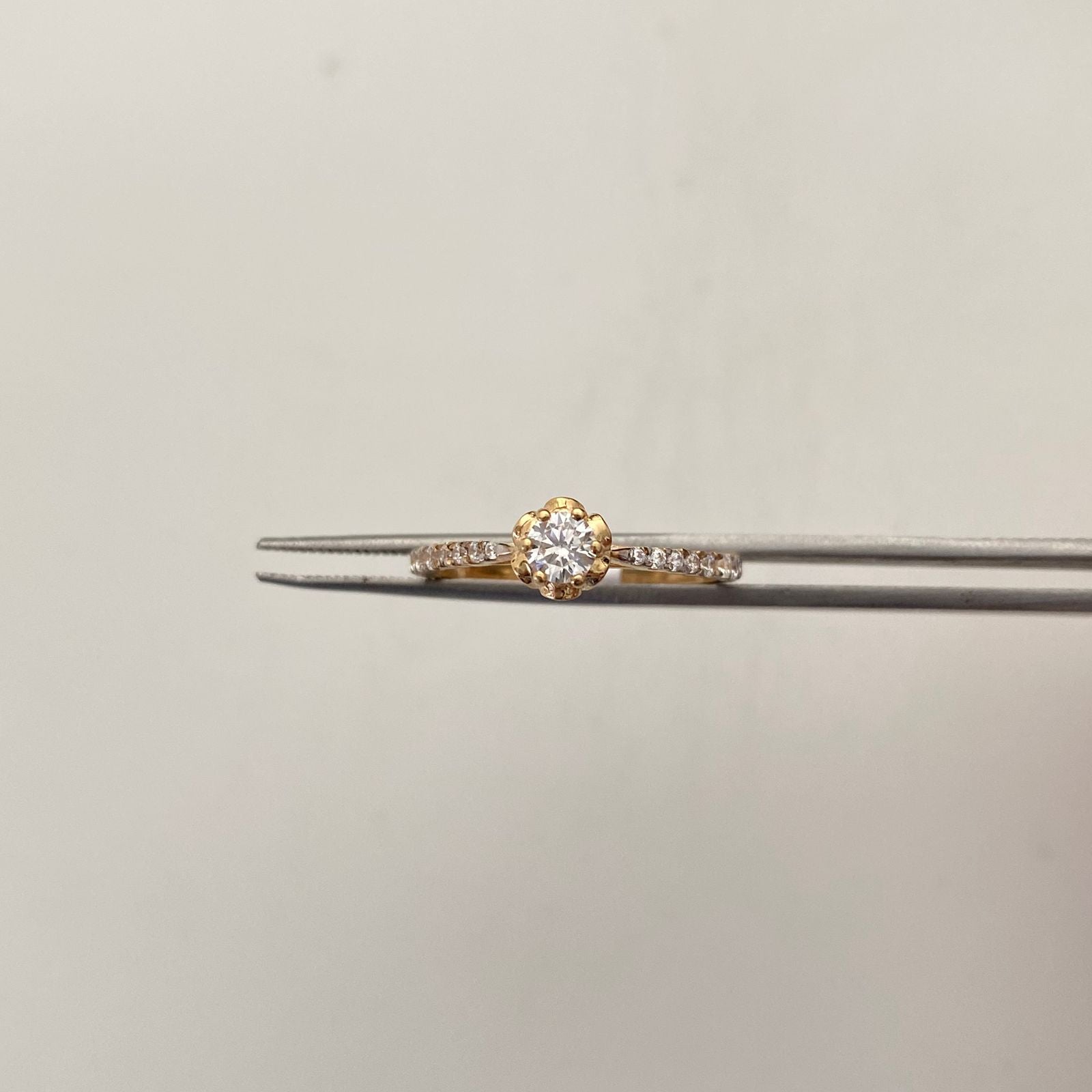 Anillo Solitario Flor Oro amarillo 18k / Talla 8 / 2,15 Gr / 1,7 mm