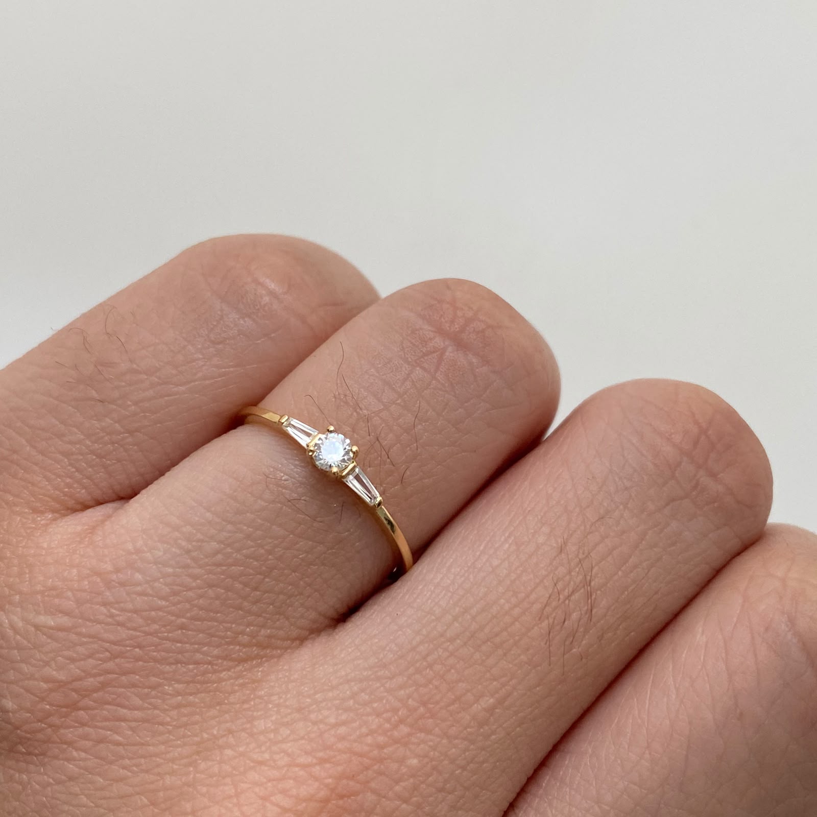 Anillo Solitario Oro amarillo 18k / Talla 6 1/2 / 1 Gr / 1 mm