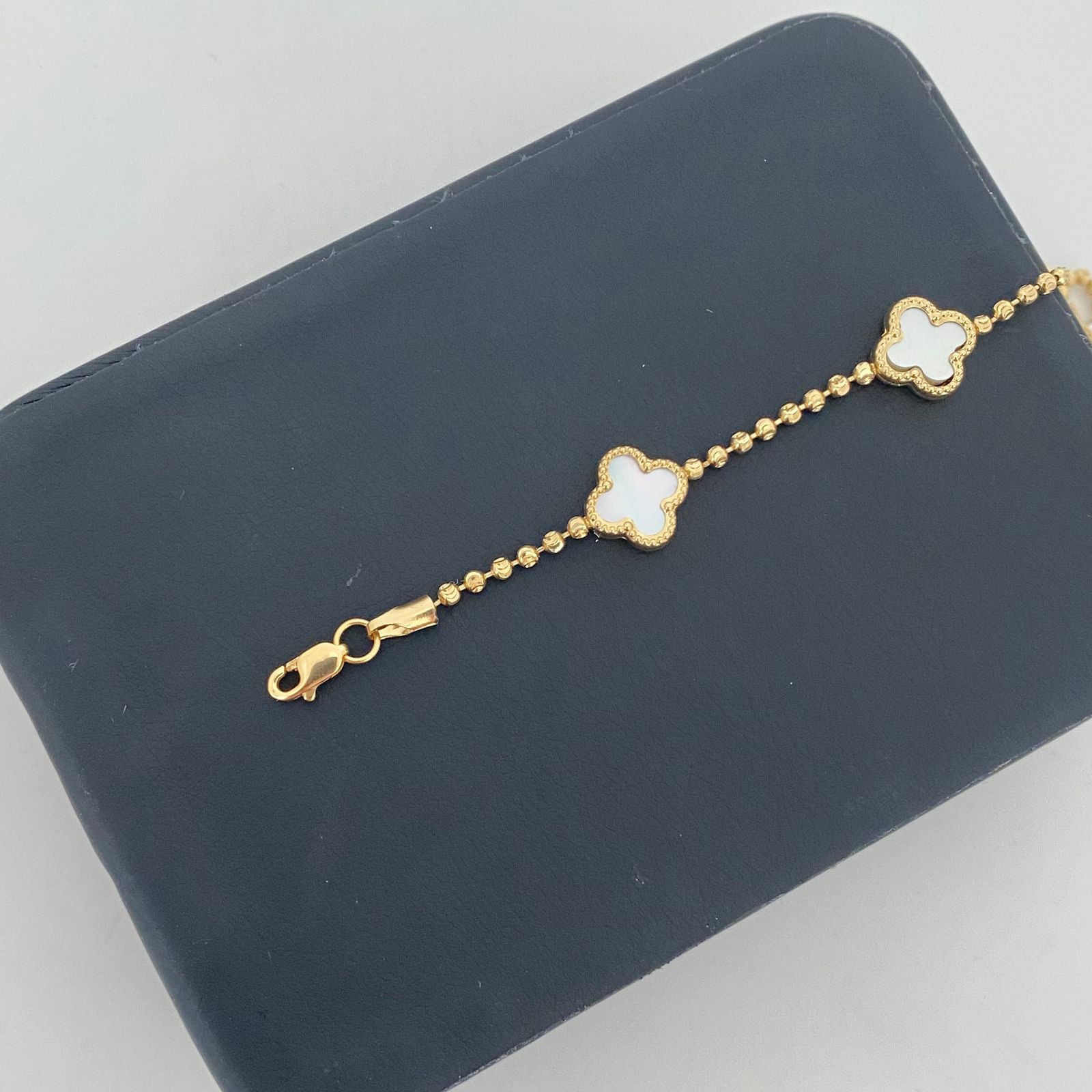 Pulso militar con trebol en piedra nacar  Oro amarillo 18k 4,40 Gr / 18,5 Cm  Broche 0,40