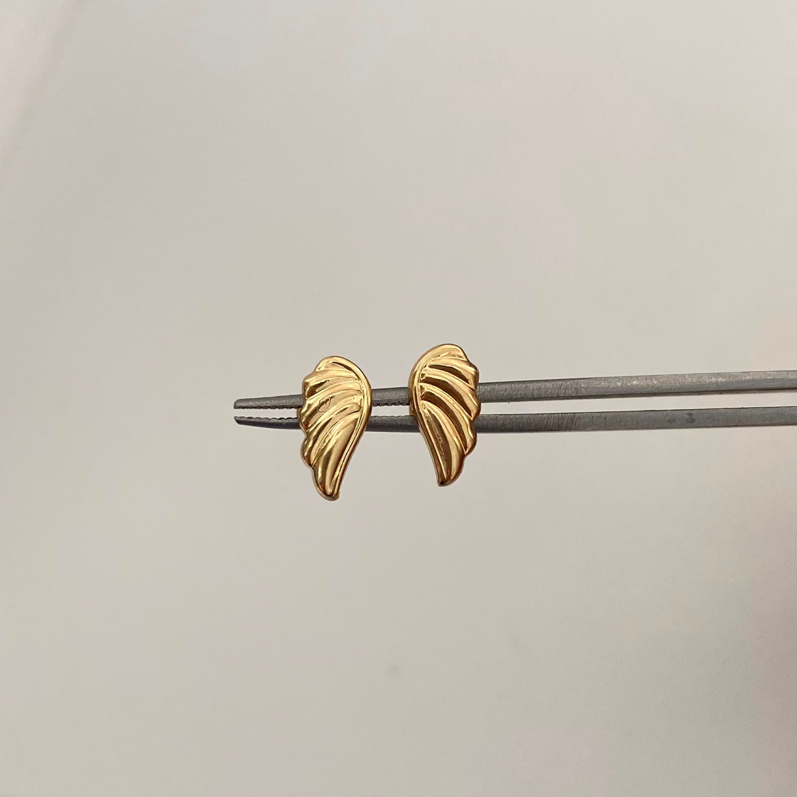 Topos Alas Oro amarillo 18k 0,65 Gr / 5,5 mm