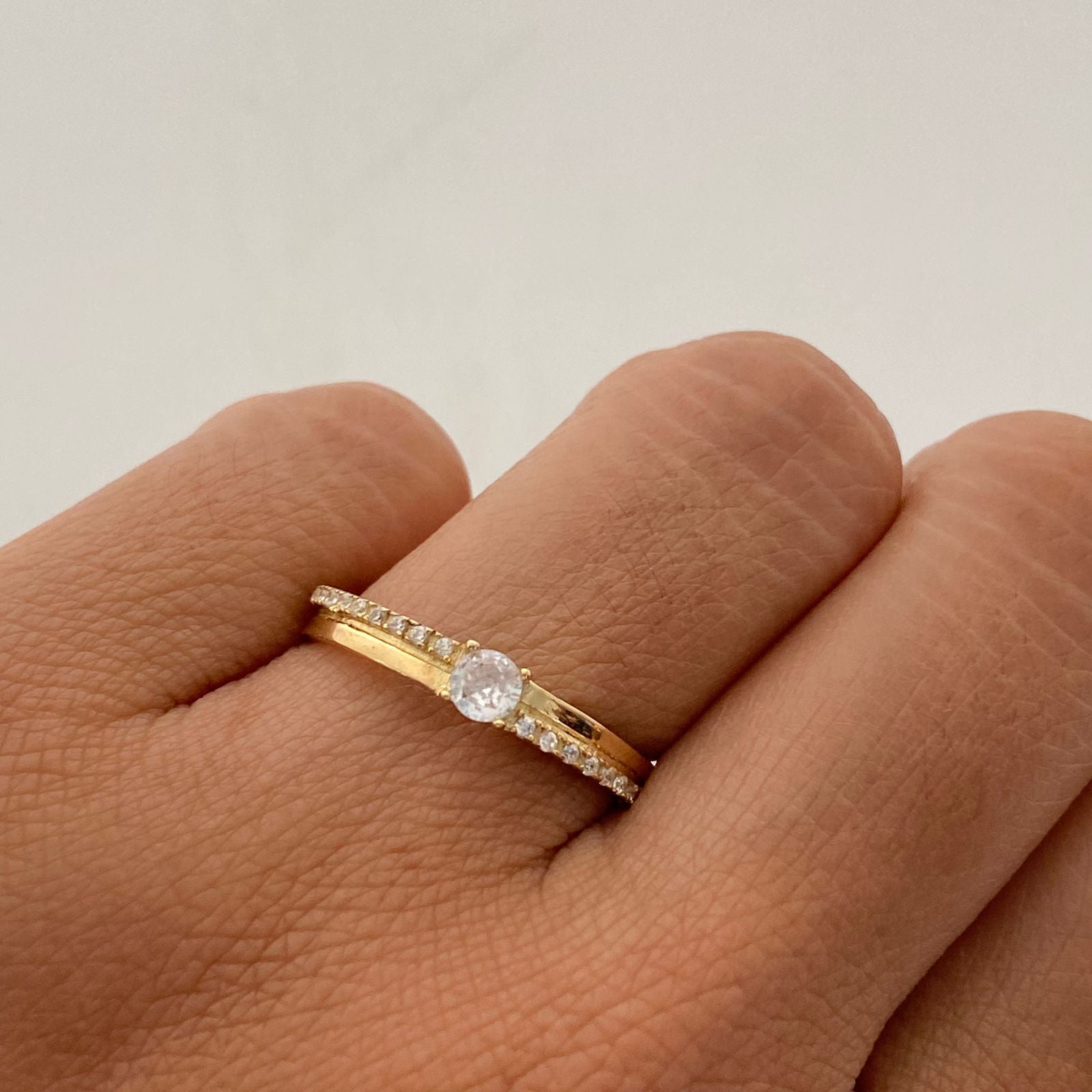 Anillo Solitario Oro amarillo 18k / Talla 8 / 2,2 Gr / 2,7 mm