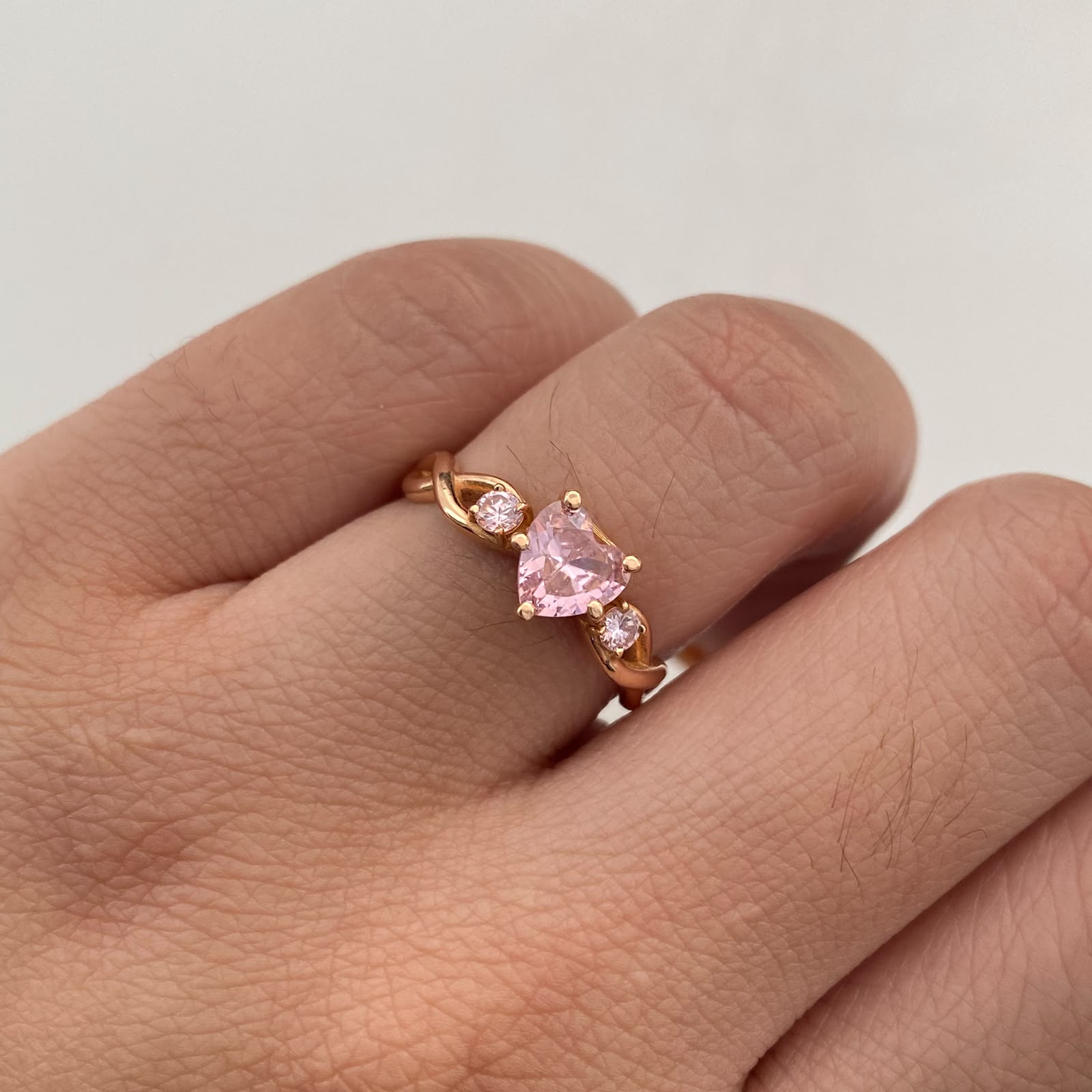 Anillo Corazon Rosado Oro rosa 18k / Talla 6 3/4 / 3,05 Gr / 2,3 mm
