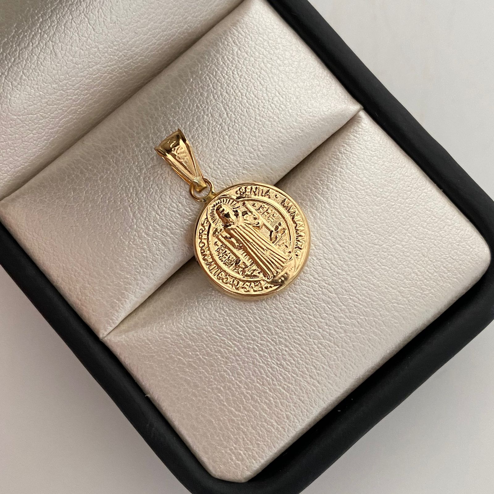 Dije San Benito Oro amarillo 18k 0,95 Gr / 14,1 mm / 2,3 Cm