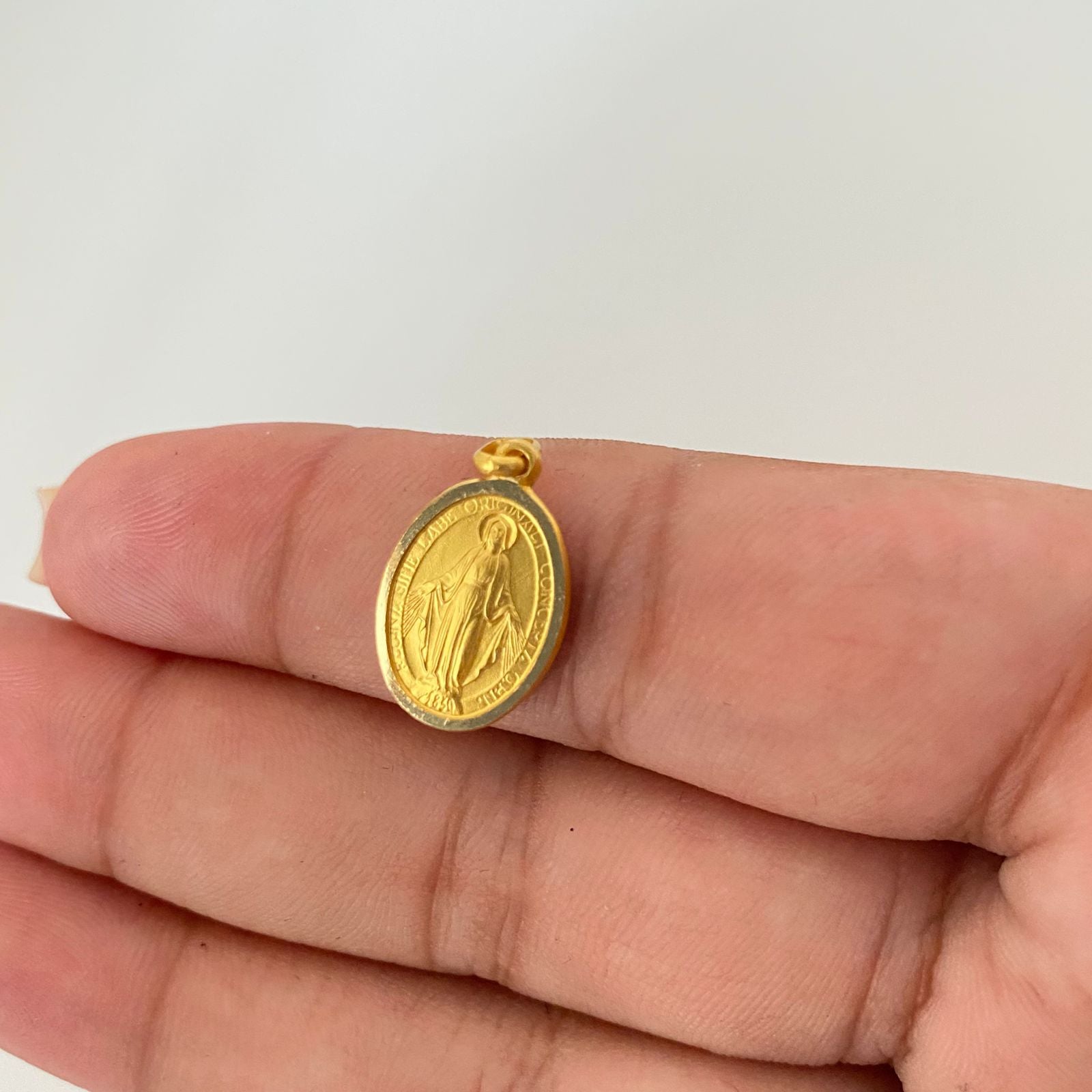 Dije It virgen milagrosa acabado matte Oro amarillo 18k +4 / 1,95 Gr / 2 Cm