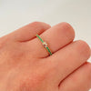 Anillo 15 circones verdes numero central Oro amarillo 18k / Talla 7 1/4 / 1,3 Gr