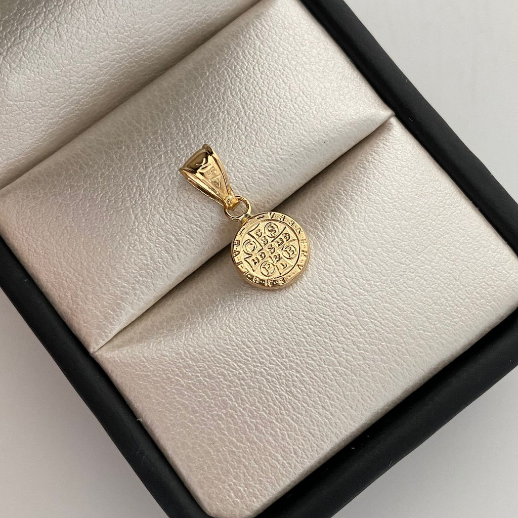 Dije San benito Oro amarillo 18k 0,45 Gr / 8,3 mm / 1,5 Cm