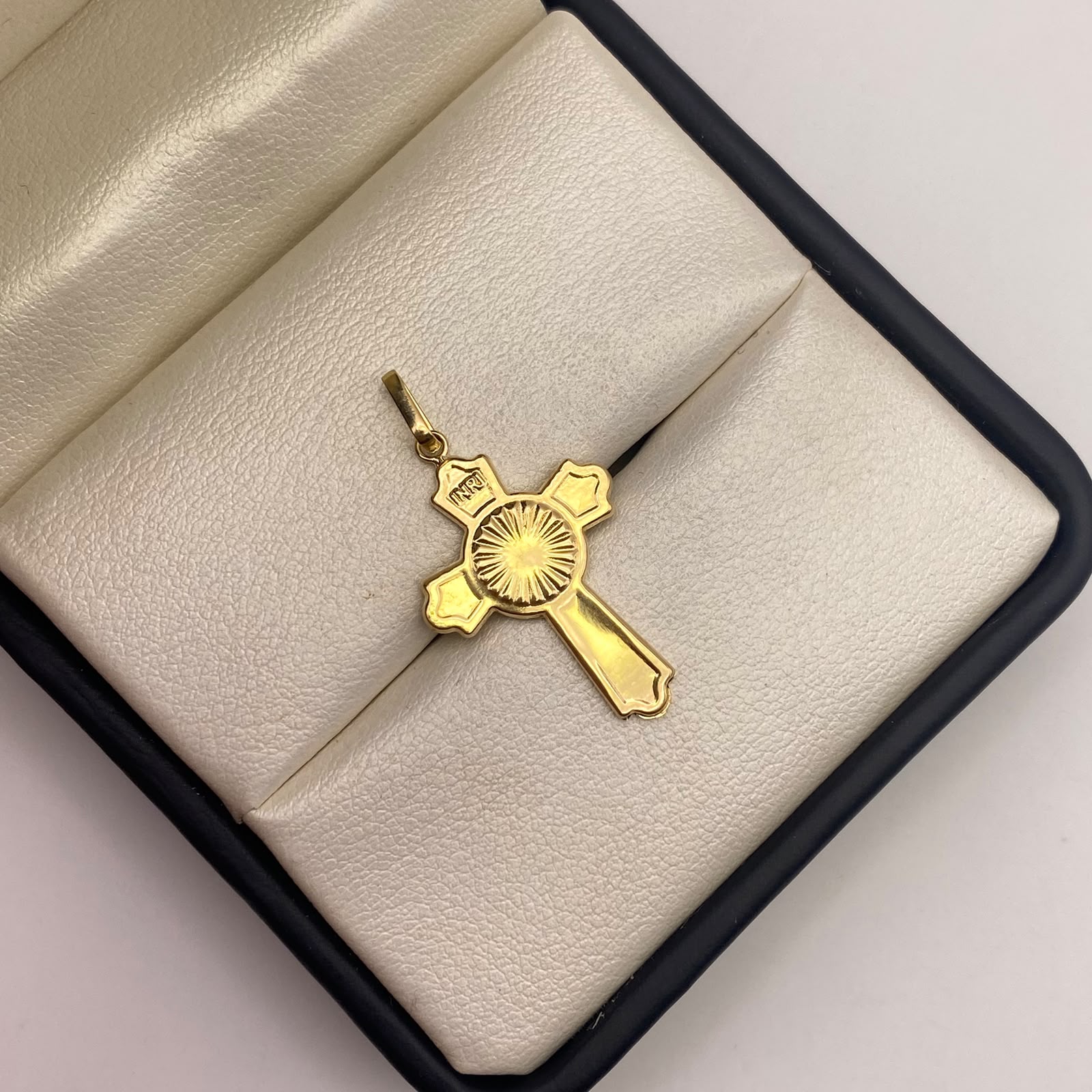Dije cruz centro diamantado Oro amarillo 18k 1,30 Gr / 18,1 mm / 3 Cm