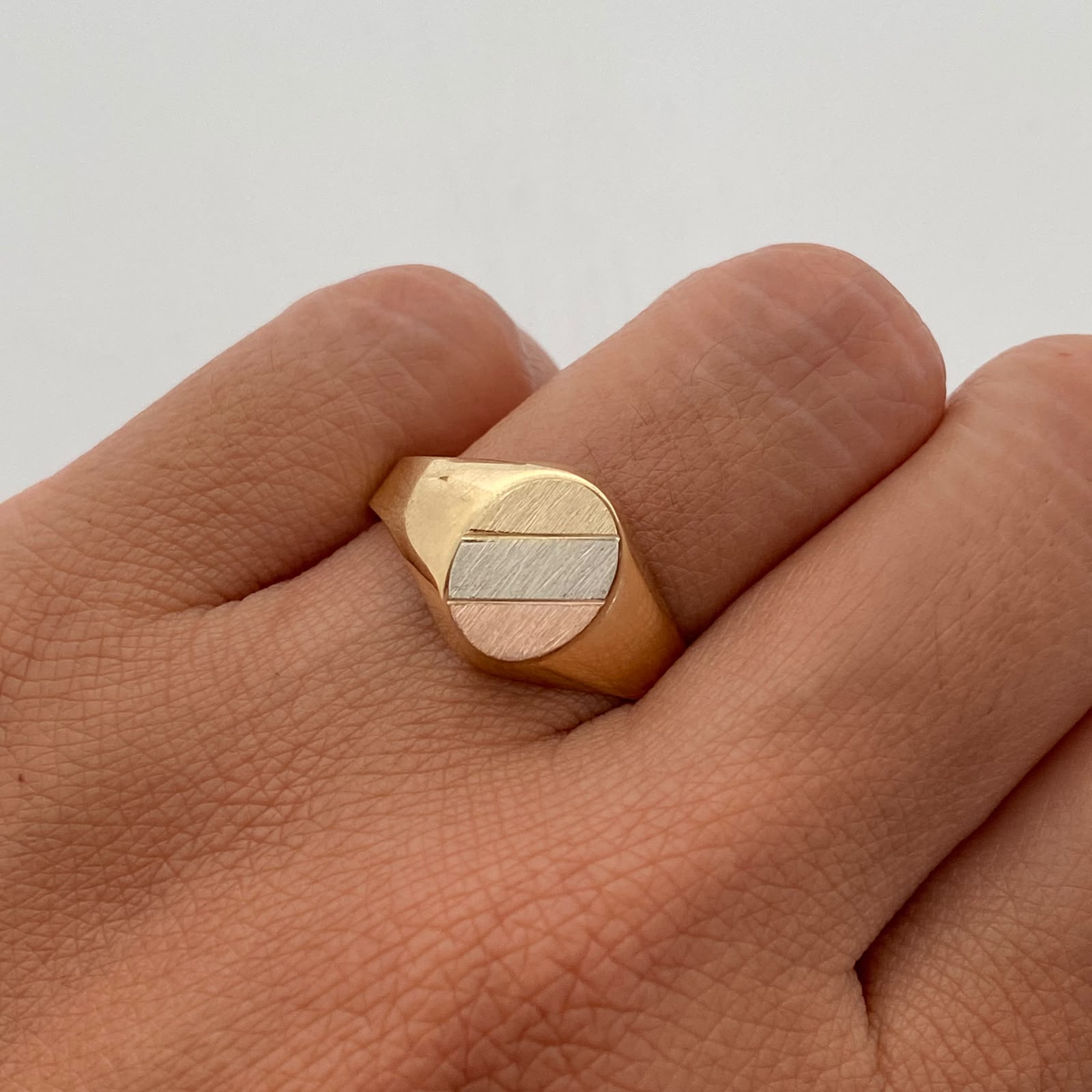Anillo Circulo Matte Tres oros 18k / Talla 8 1/4 / 2,1 Gr / 3,2 mm