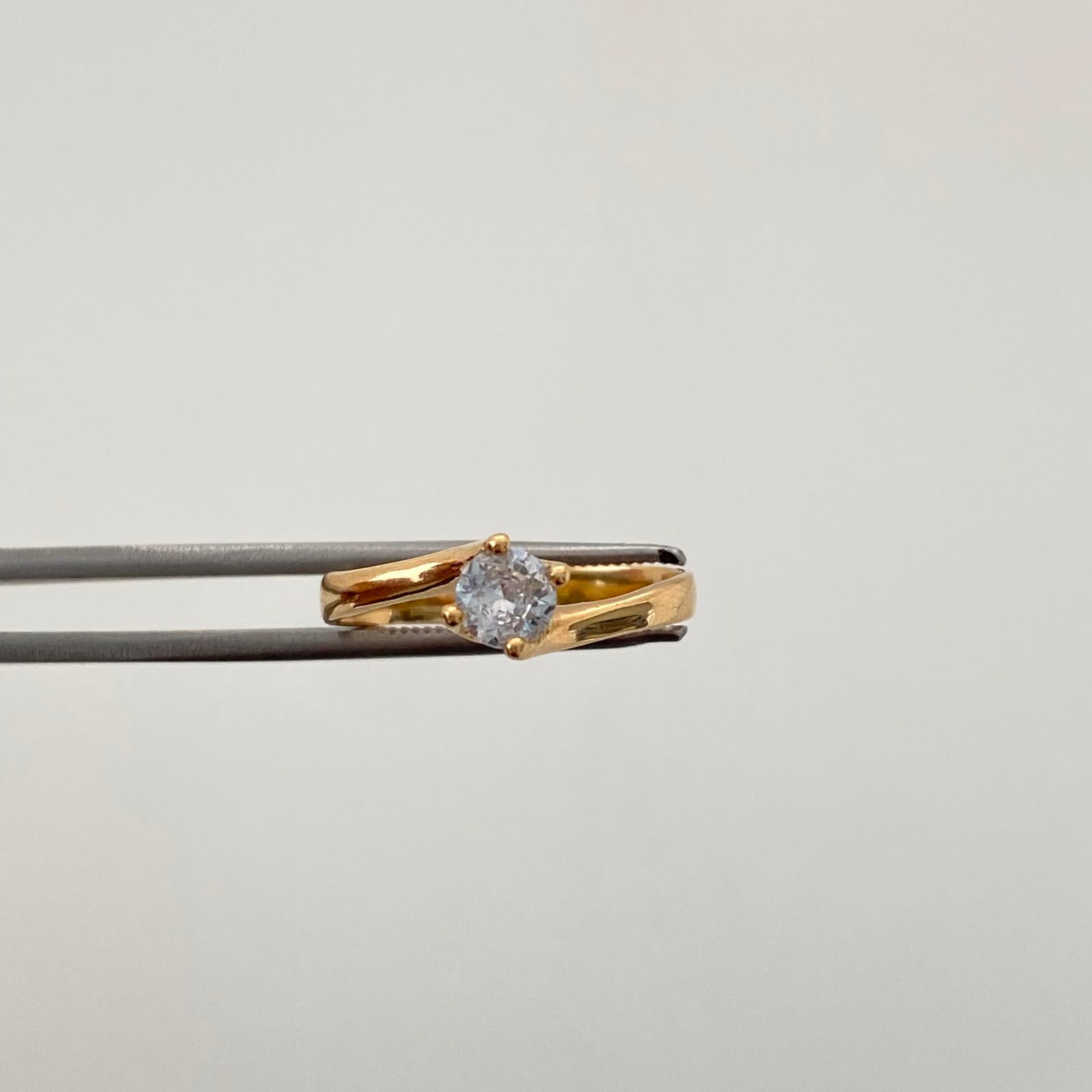 Anillo Solitario Oro amarillo 18k / Talla 6 1/4 / 2,15 Gr / 3 mm
