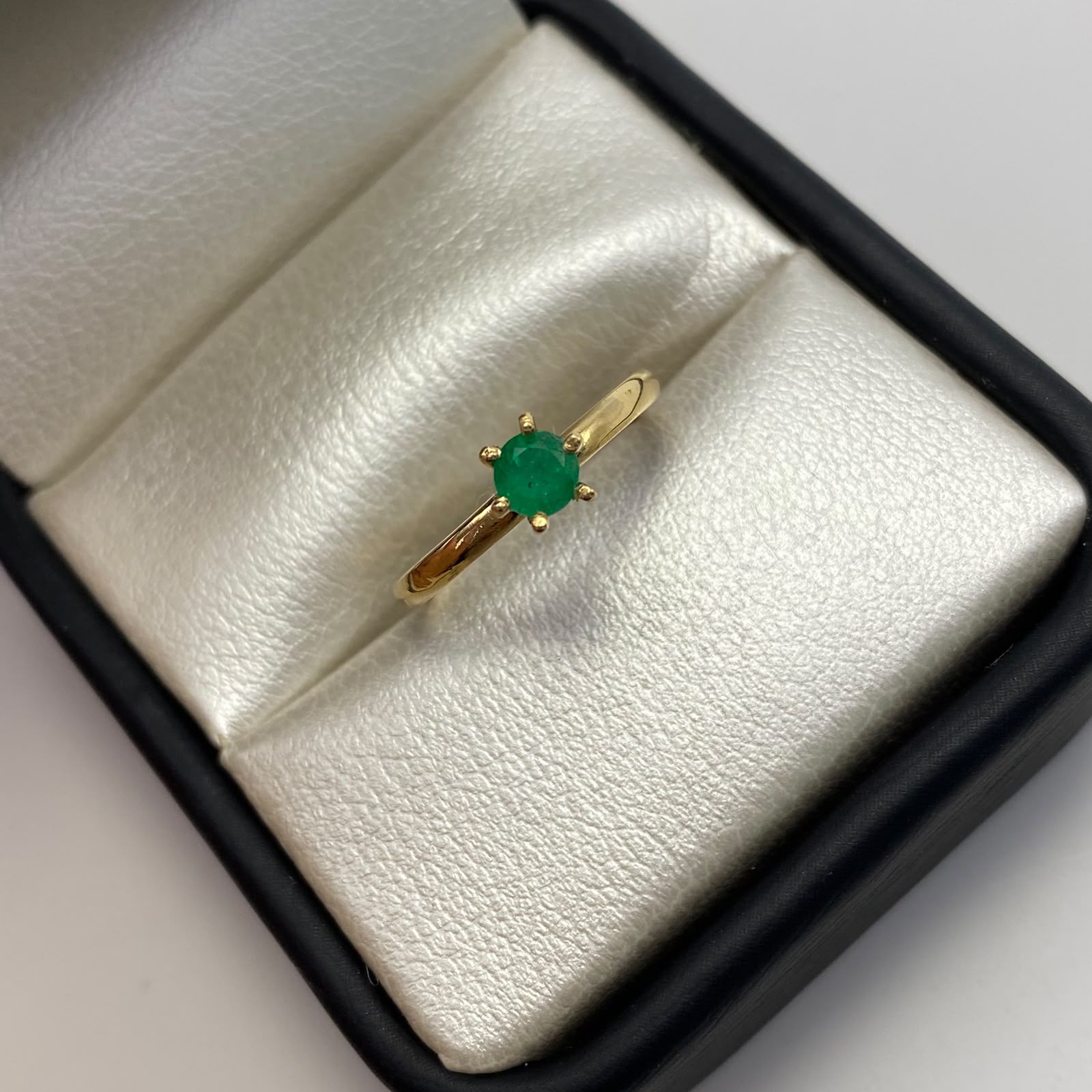 Anillo esmeralda 0.22qt  Oro amarillo / Talla 5 / 1,55 Gr