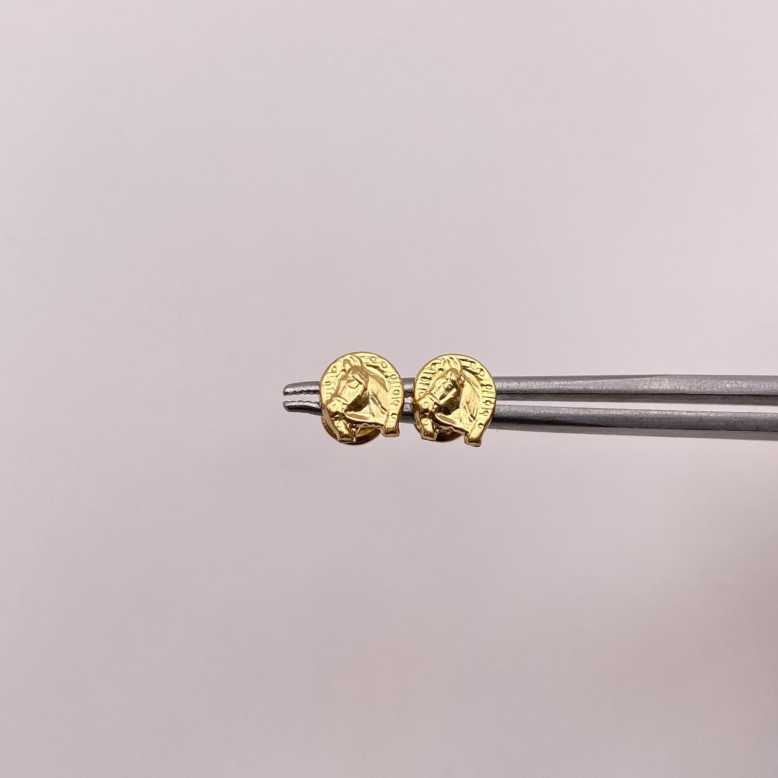 Topos Herradura con caballo Oro amarillo 18k 0,65 Gr / 6,9 mm