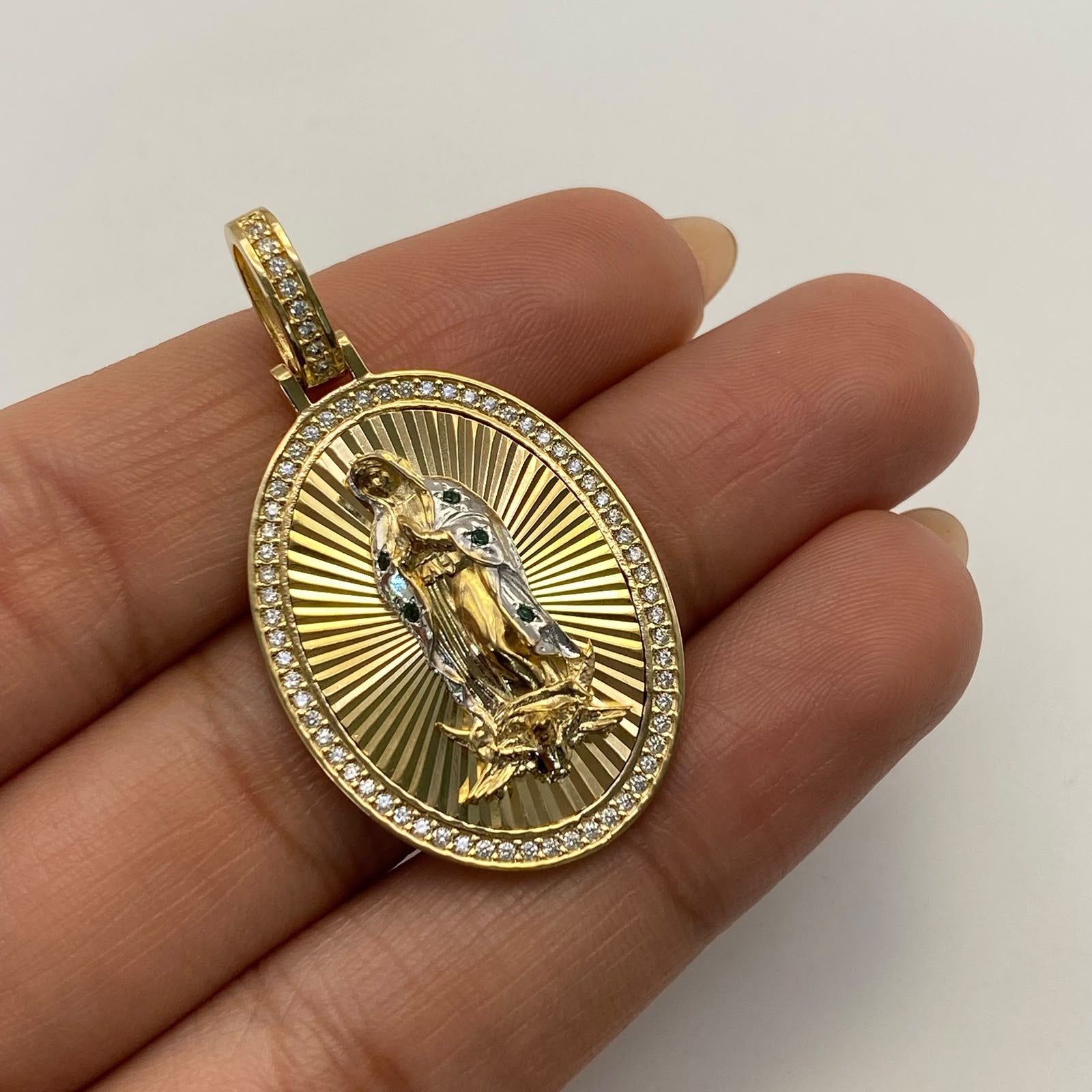 Dije Virgen de guadalupe fondo diamantado Oro amarillo y Oro blanco 18k 7,65 Gr / 22,4 mm / 4,1 Cm
