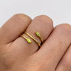 Anillo lineas circones verdes Oro amarillo 18k / Talla 5 1/2 / 2,55 Gr / 1,44 mm