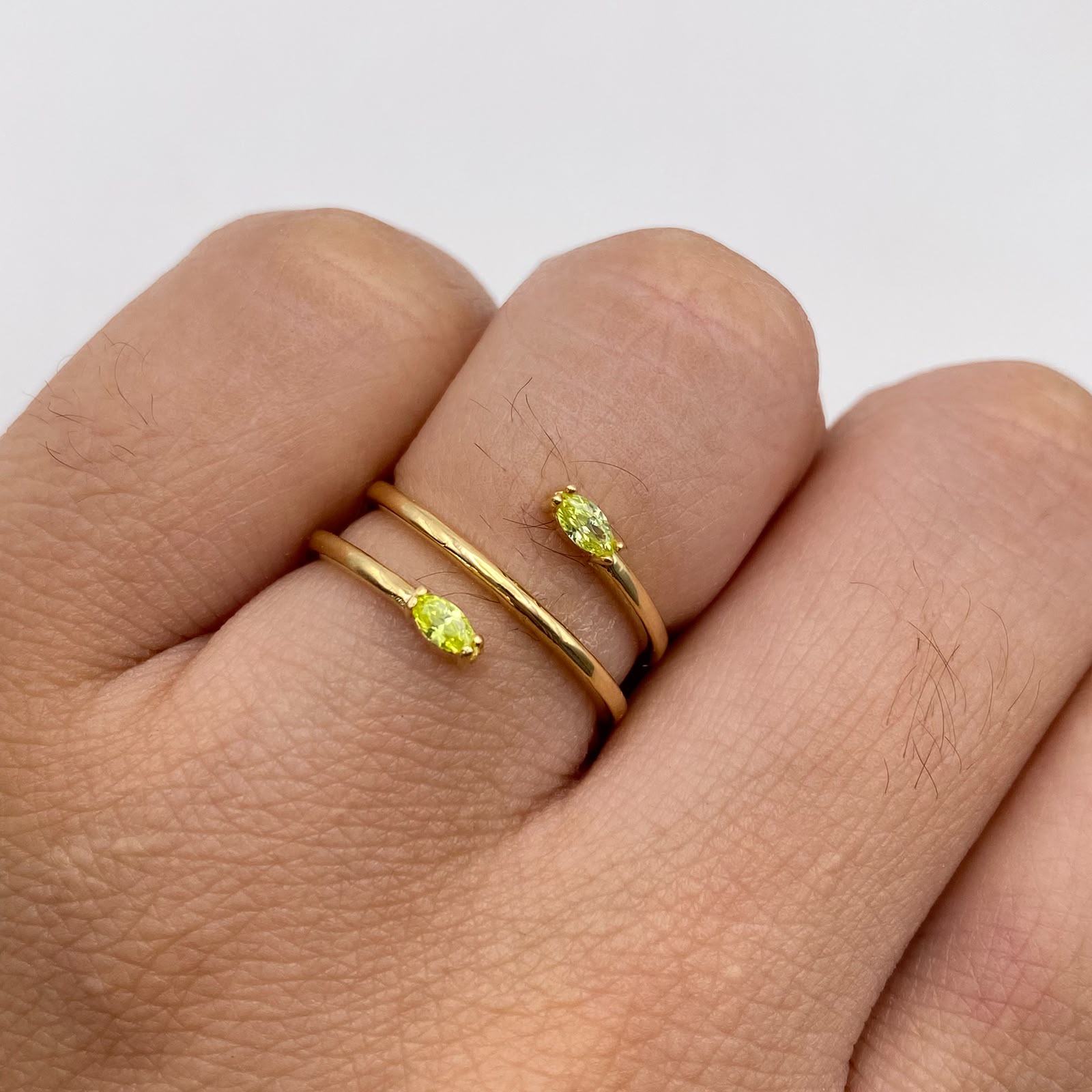 Anillo lineas circones verdes Oro amarillo 18k / Talla 5 1/2 / 2,55 Gr / 1,44 mm