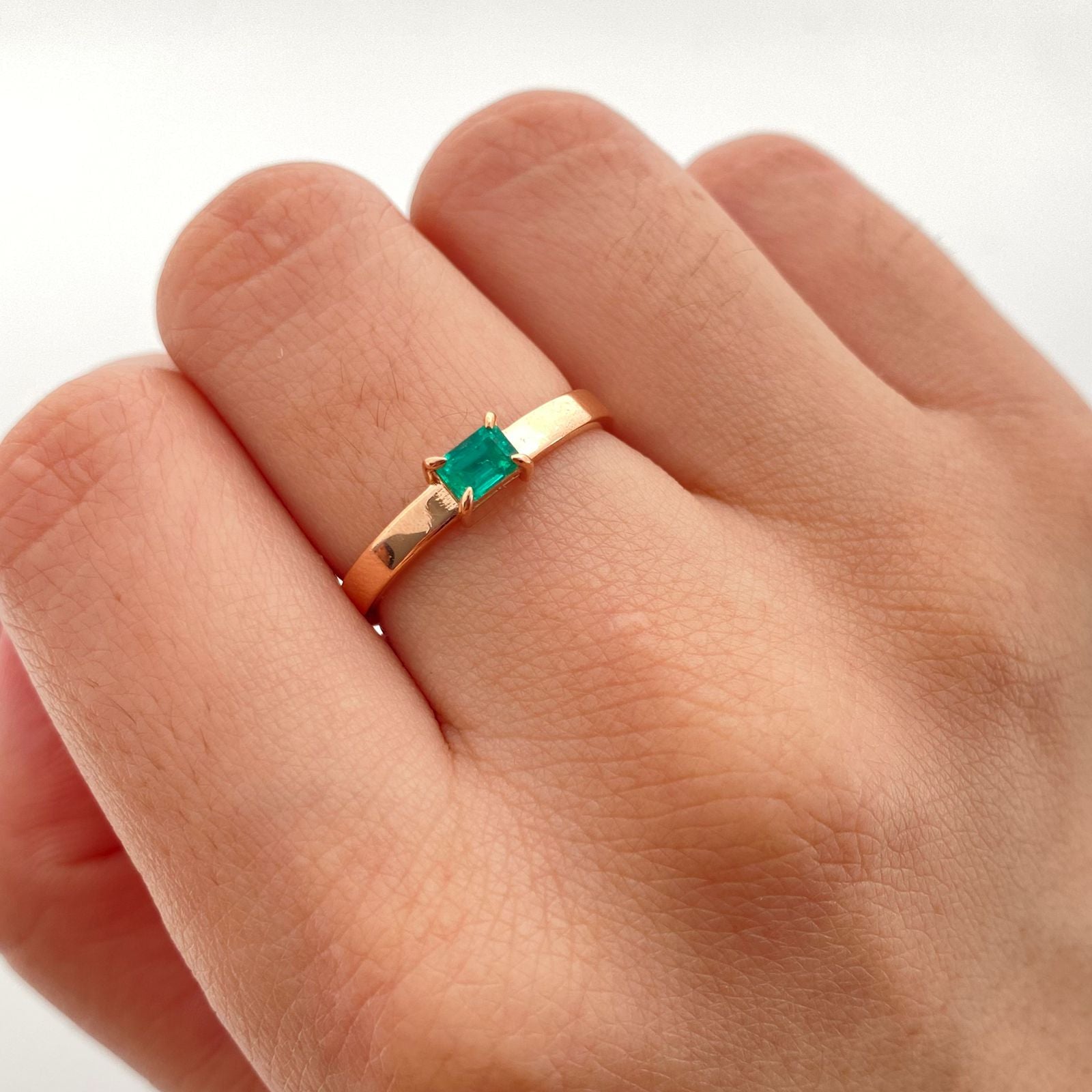 Anillo solitario esmeralda rectangular Oro rosa 18k / Talla 8 1/4 / 2,5 Gr