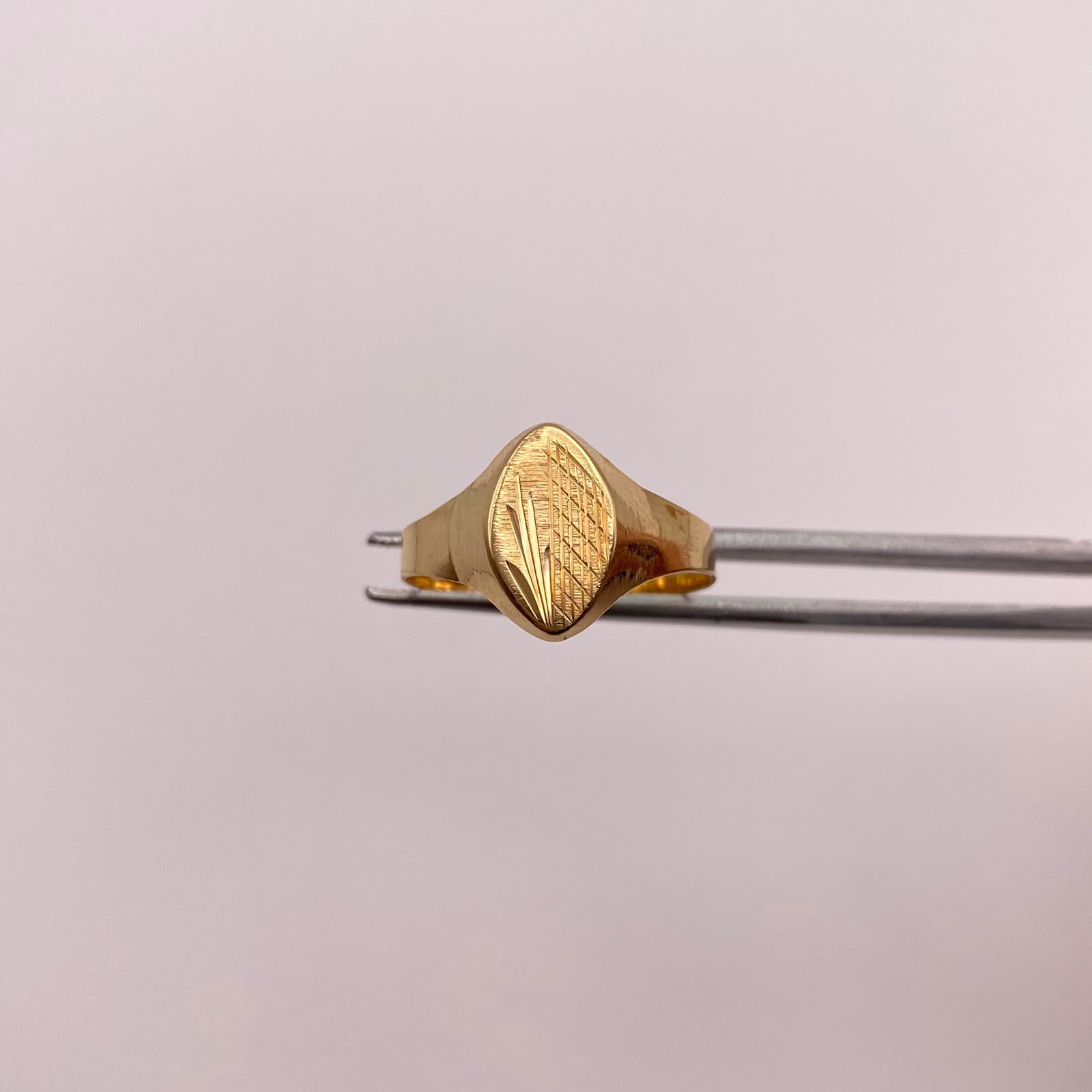 Anillo Troquel diseño diamantado Oro amarillo 18k / Talla 9 / 1,4 Gr / 2,9 mm