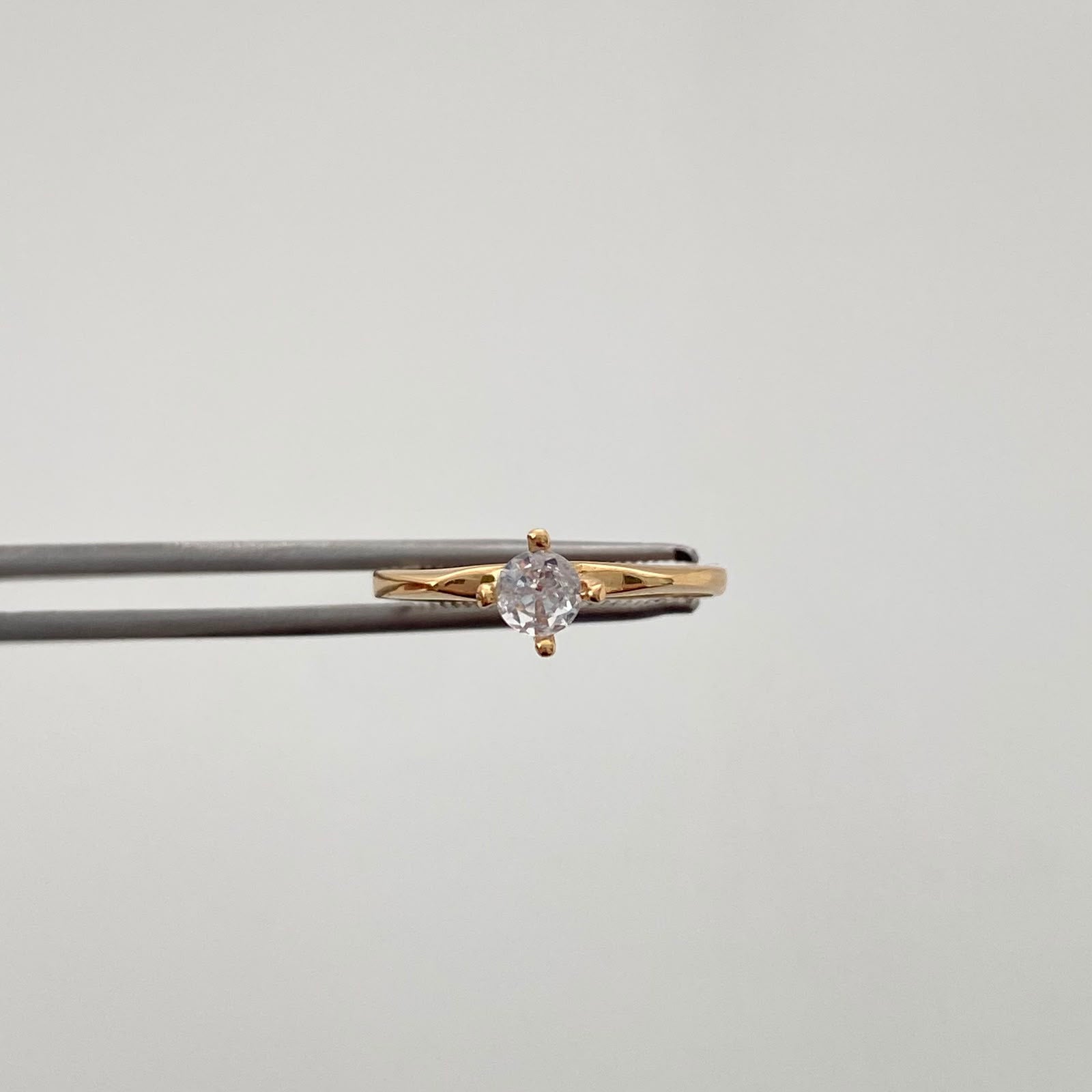 Anillo Solitario Oro amarillo 18k / Talla 6 1/2 / 1,4 Gr / 2 mm