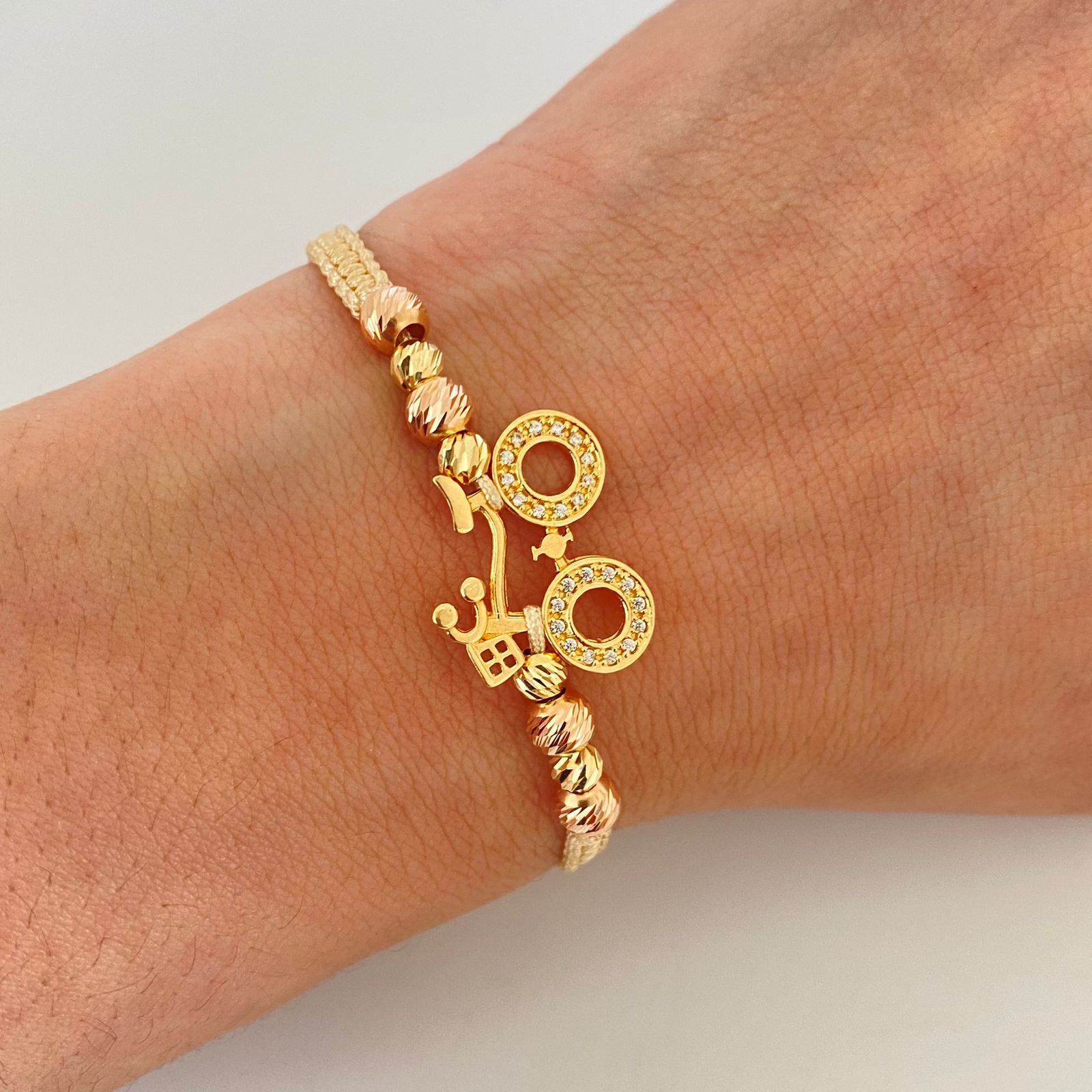 Pulsera tejida con herraje de bicileta y balines diamantados #3 y #4  Oro amarillo y Oro blanco 18k 2,75 Gr