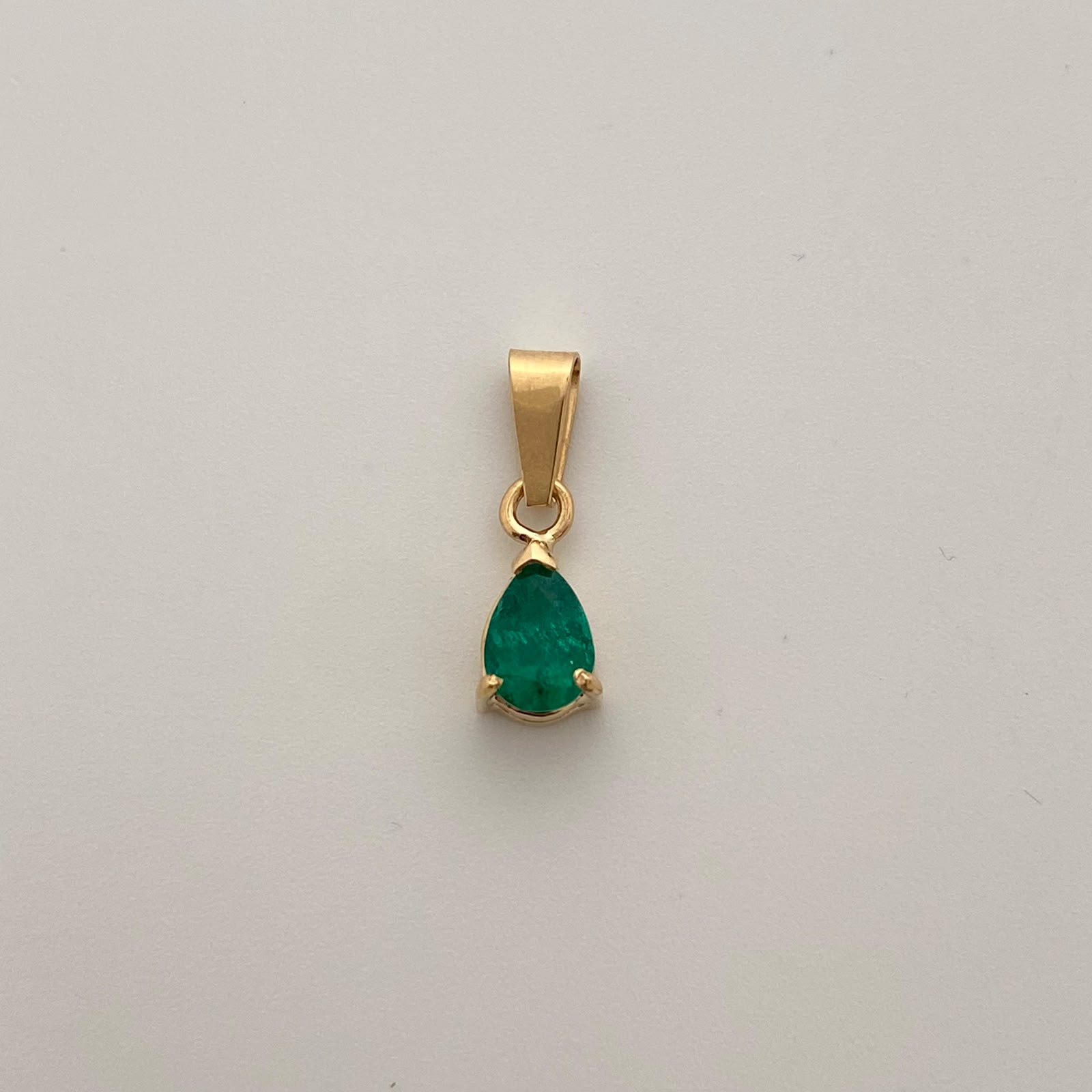 Dije Gota 0.86 Puntos de Esmeralda Oro amarillo 18k 1,35 Gr / 6,4 mm / 1,8 Cm