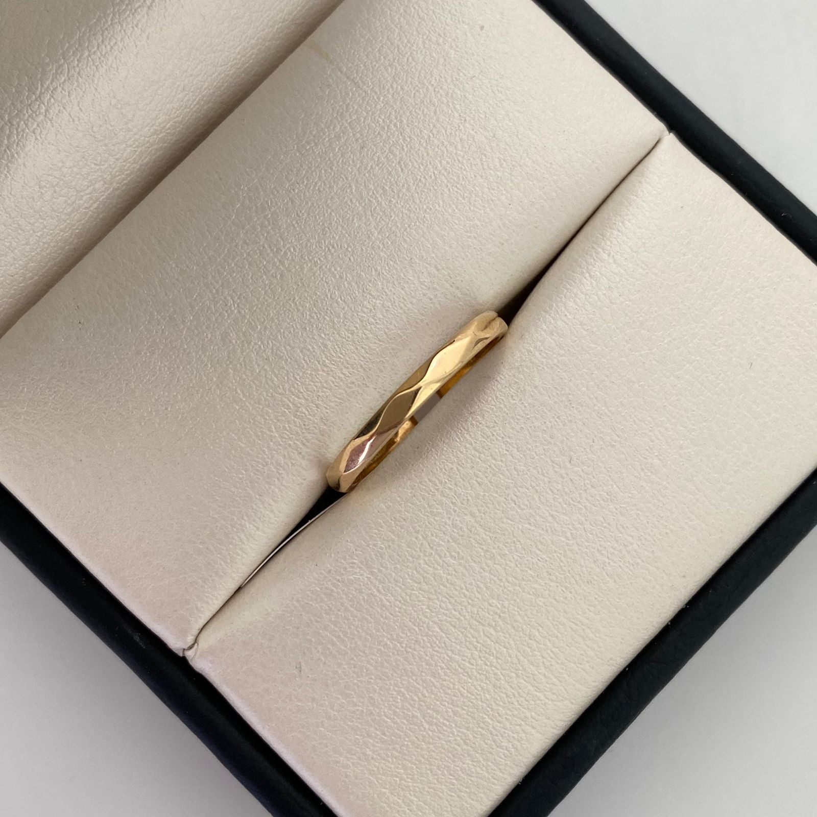 Anillo Argolla diamantada Oro amarillo 18k / Talla 8 1/4 / 1,9 Gr / 2,3 mm
