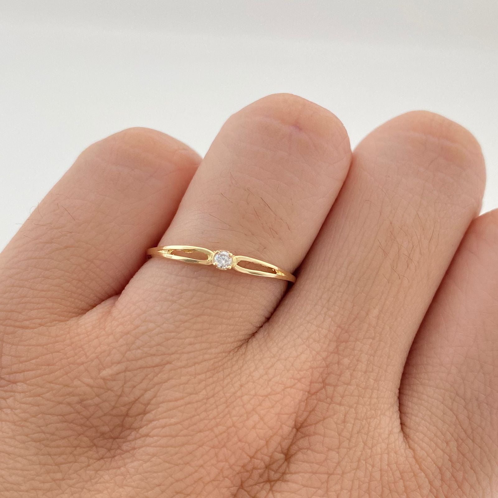 Anillo Solitario Oro amarillo 18k / Talla 6 1/4 / 0,75 Gr / 2,2 mm