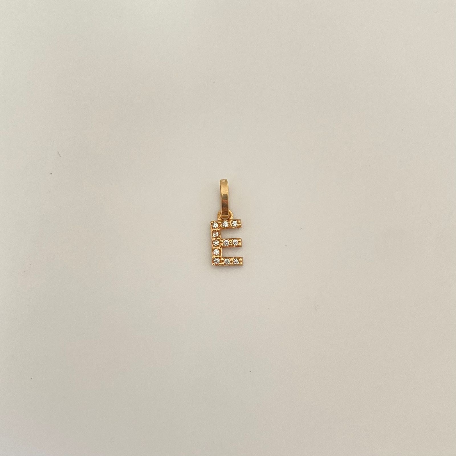 Dije letra E casting Oro amarillo 18k 0,5 Gr / 1,5 Cm