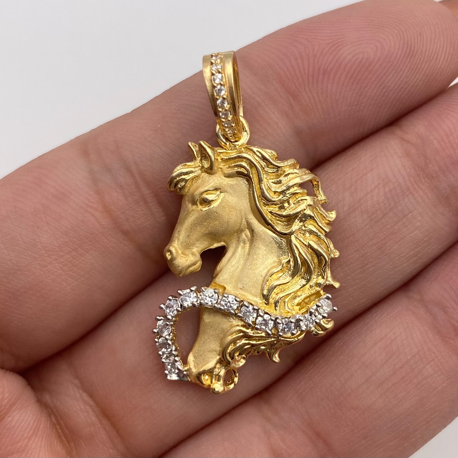 Dije caballo mate circones blancos Oro amarillo 18k 5,98 Gr / 19,9 mm / 3,5 Cm