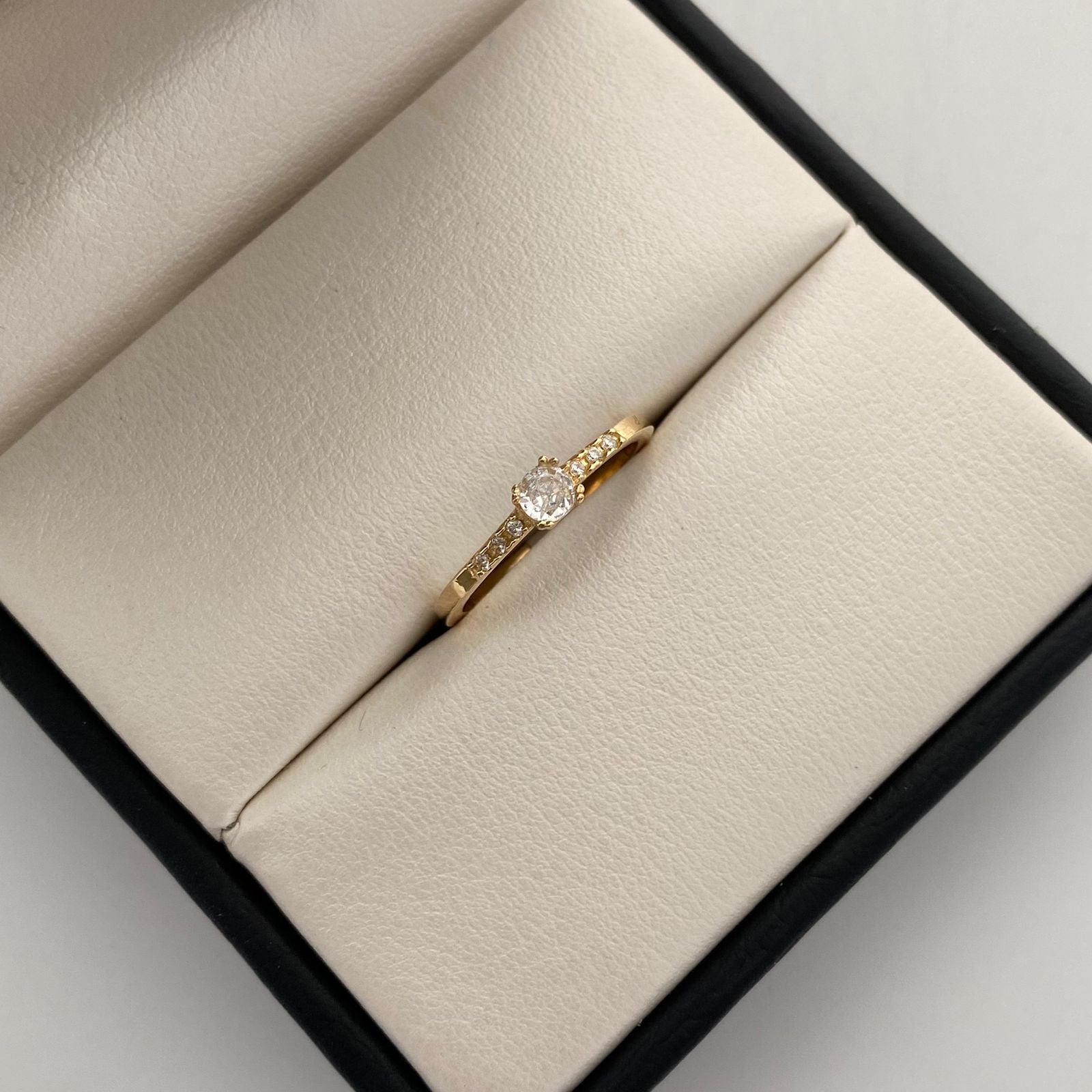 Anillo Solitario Oro amarillo 18k / Talla 6 / 2,05 Gr / 2,1 mm