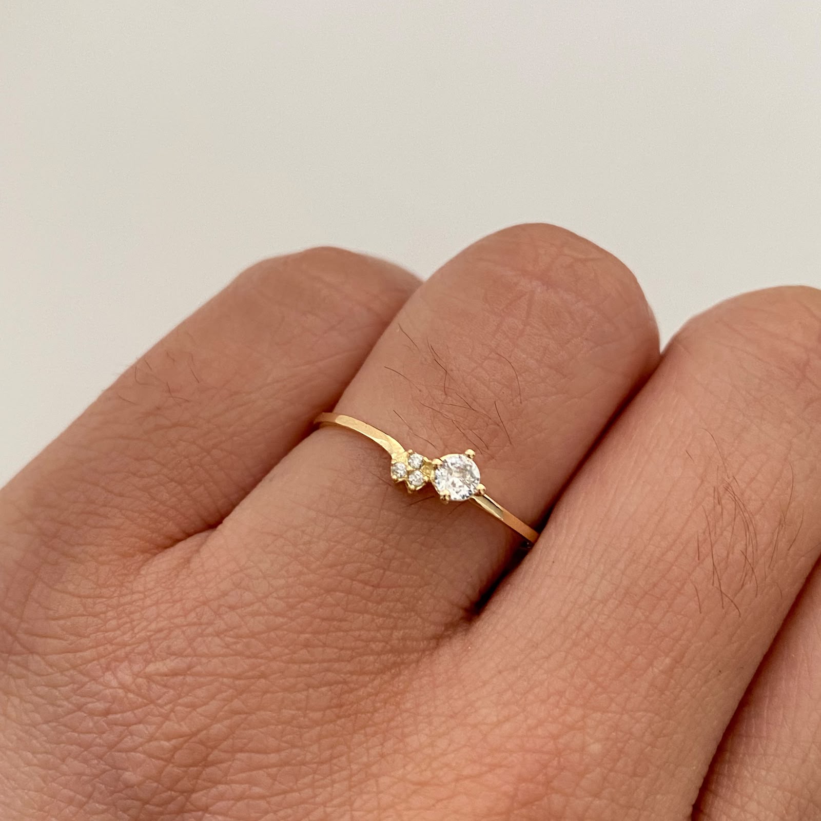 Anillo Solitario Oro amarillo 18k / Talla 7 1/2 / 0,8 Gr / 0,9 mm