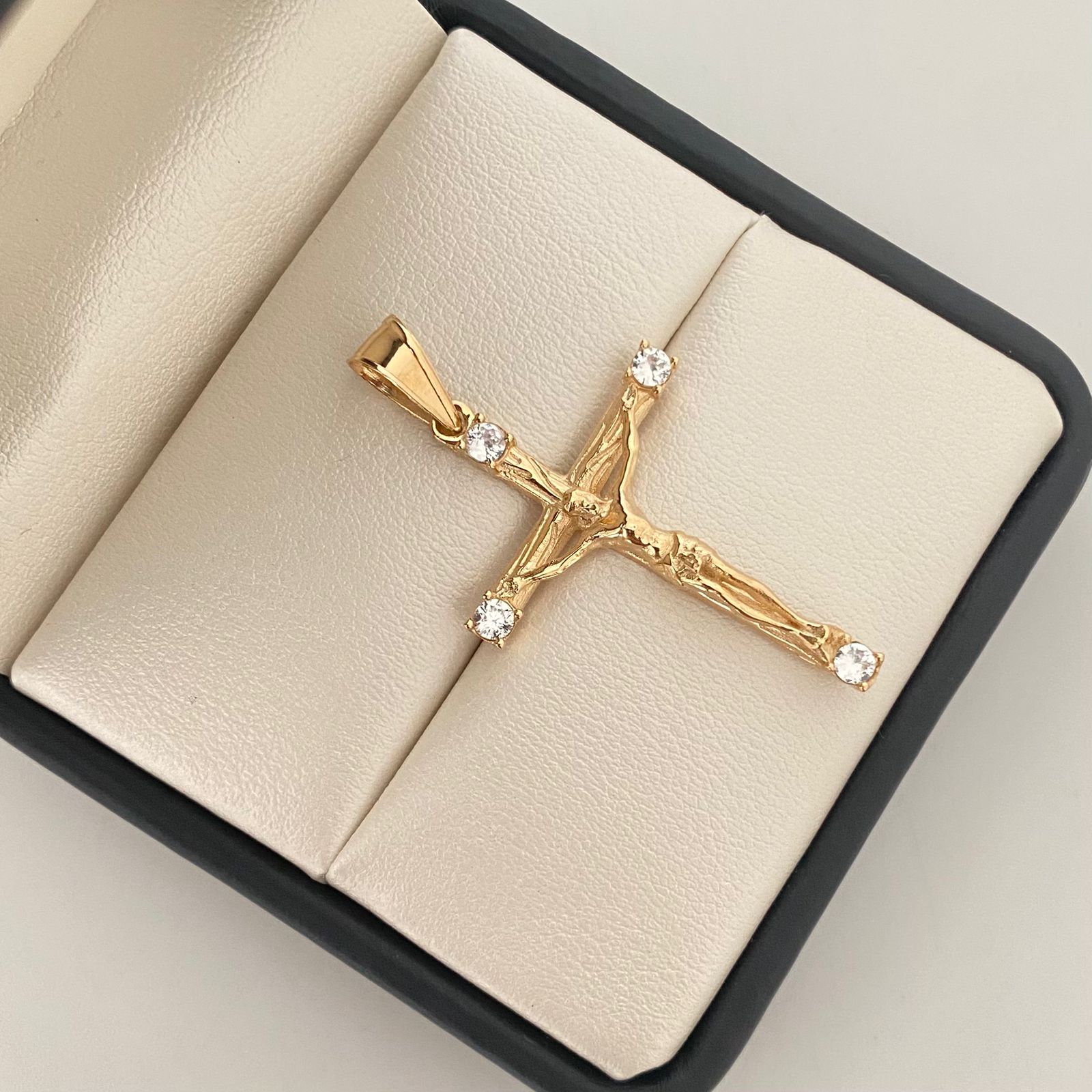 Dije cristo casting circones blancos en las puntas  Oro amarillo 18k 5,10 Gr / 3,3 mm / 5,5 Cm