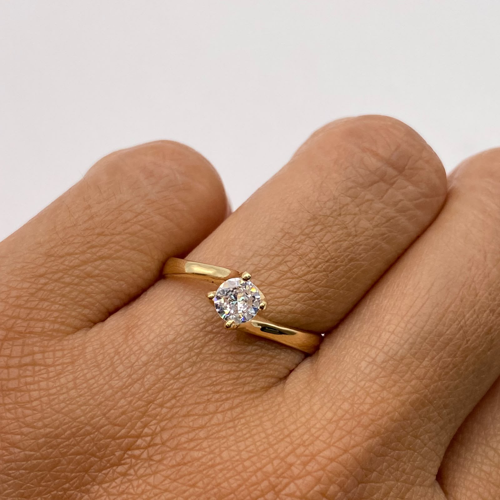 Anillo Solitario Oro amarillo 18k / Talla 7 / 2,2 Gr / 2,7 mm