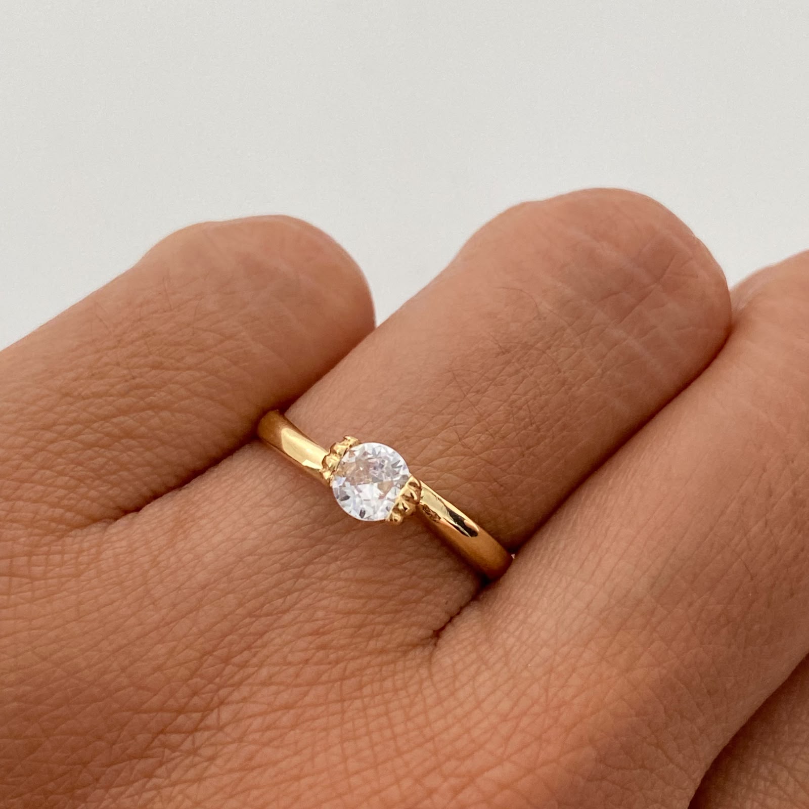 Anillo Solitario Oro amarillo 18k / Talla 6 / 1,7 Gr / 2,1 mm