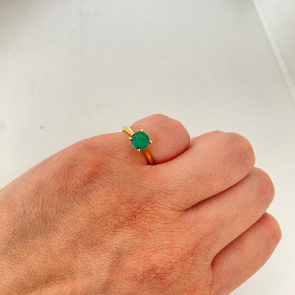 Anillo solitario con circon verde (POR FABRICACION)  Oro amarillo 18k / Talla 7 1/2 / 2,85 Gr
