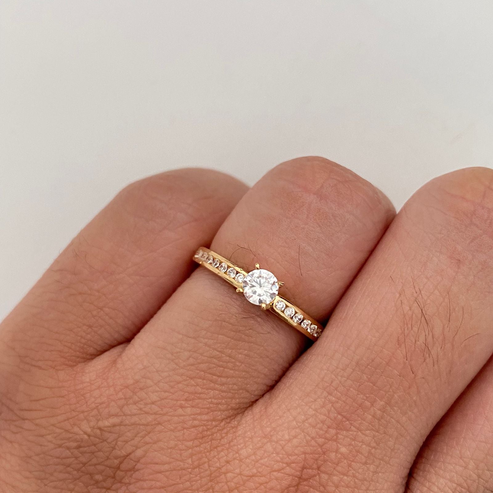 Anillo Solitario Oro amarillo 18k / Talla 6 / 1,8 Gr / 2,3 mm