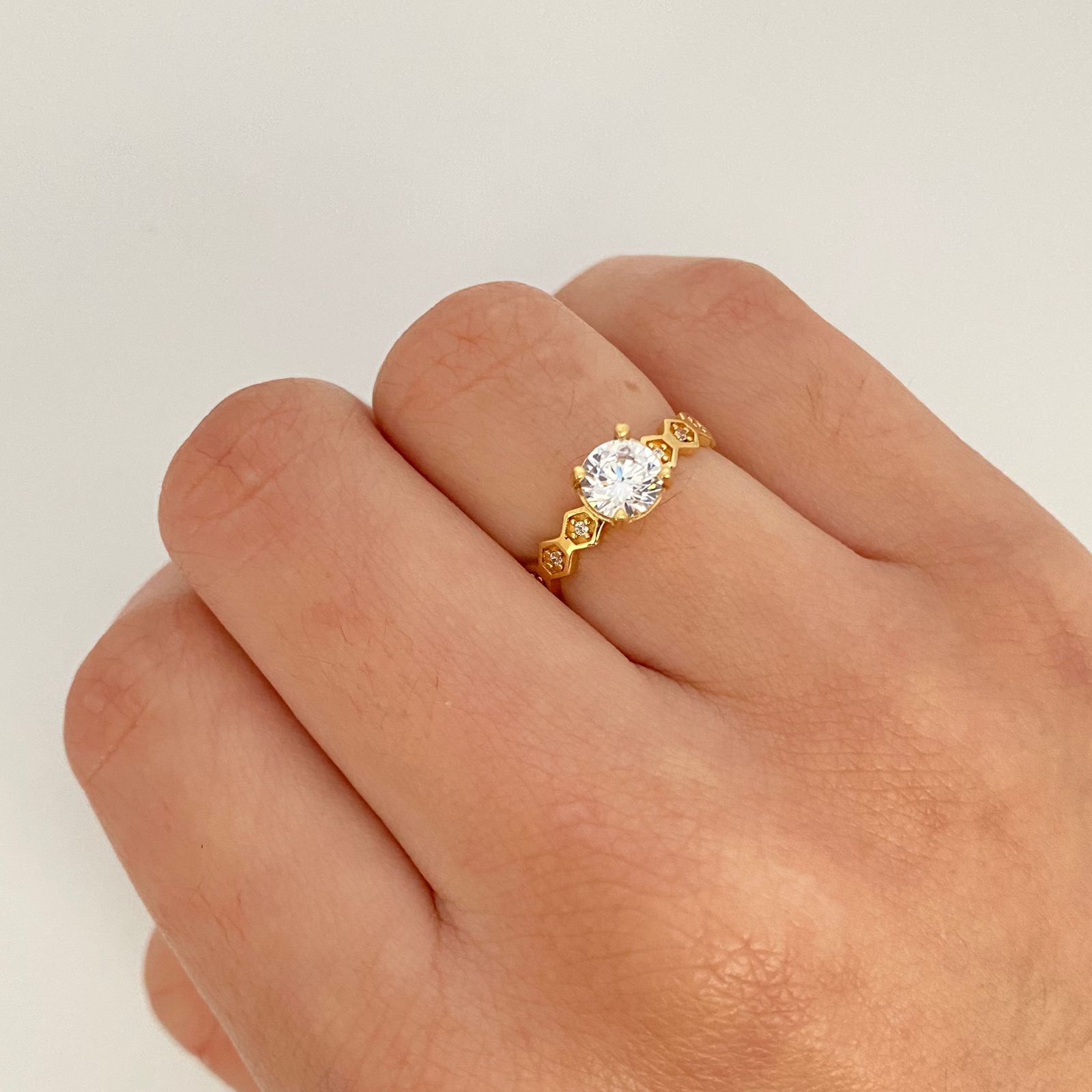 Anillo solitario lateral grabado circones Oro amarillo 18k / Talla 5 1/2 / 1,75 Gr