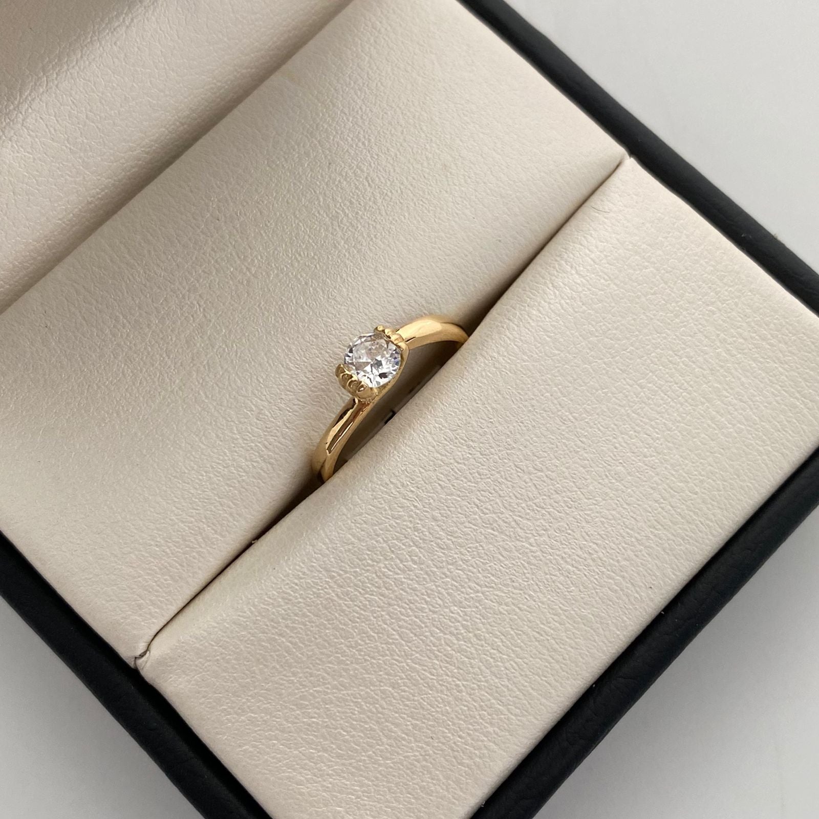 Anillo Solitario Oro amarillo 18k / Talla 6 / 1,7 Gr / 2,2 mm