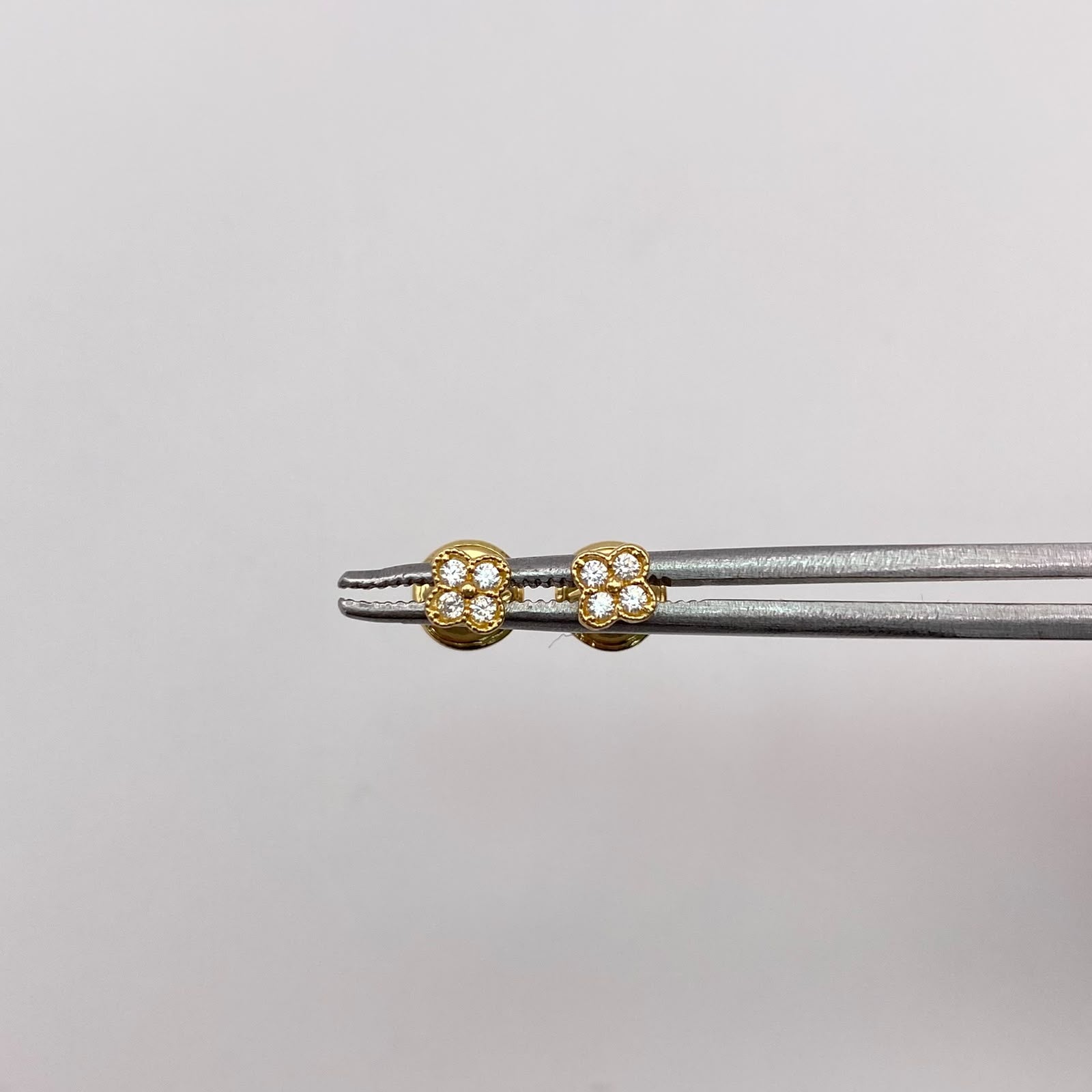 Topos mini flor circones blancos Oro amarillo 18k 0,6 Gr / 4,5 mm