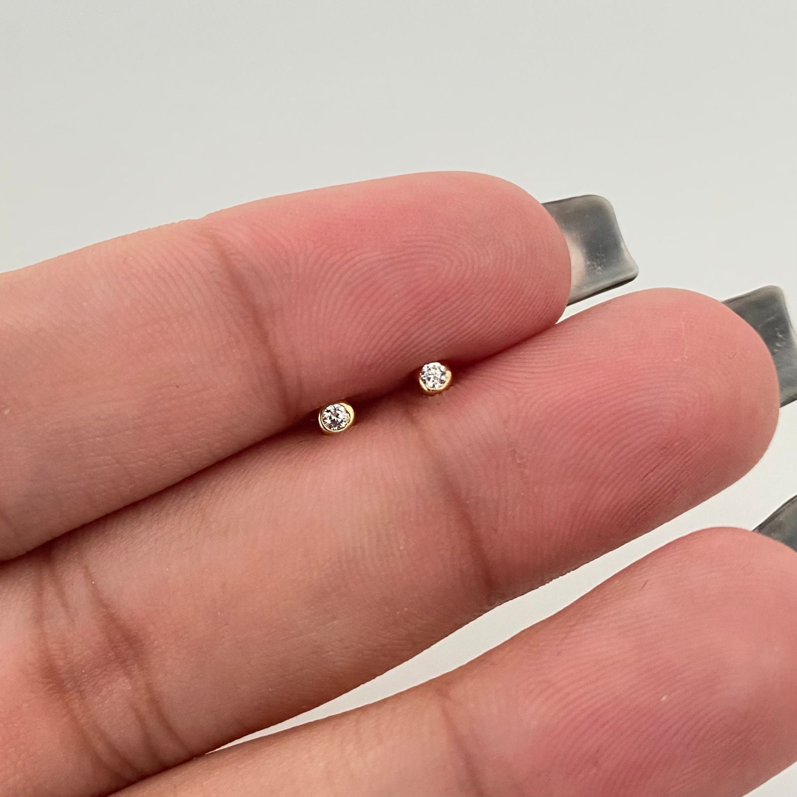 Topos circón blanco bordeado Oro amarillo 18k 0,5 Gr / 2,5 mm