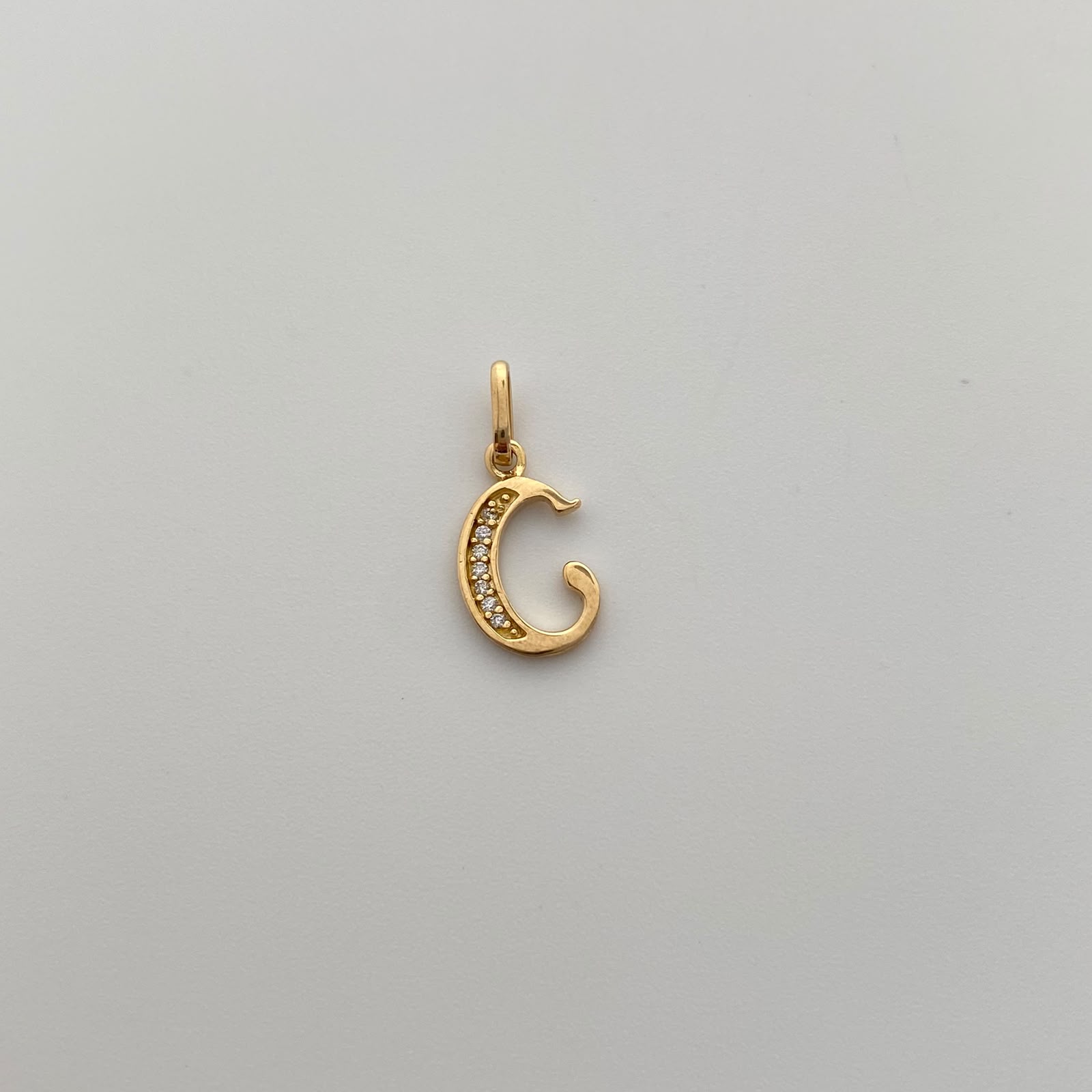 Dije Letra C Casting Oro amarillo 18k 0,85 Gr / 9,2 mm / 1,9 Cm