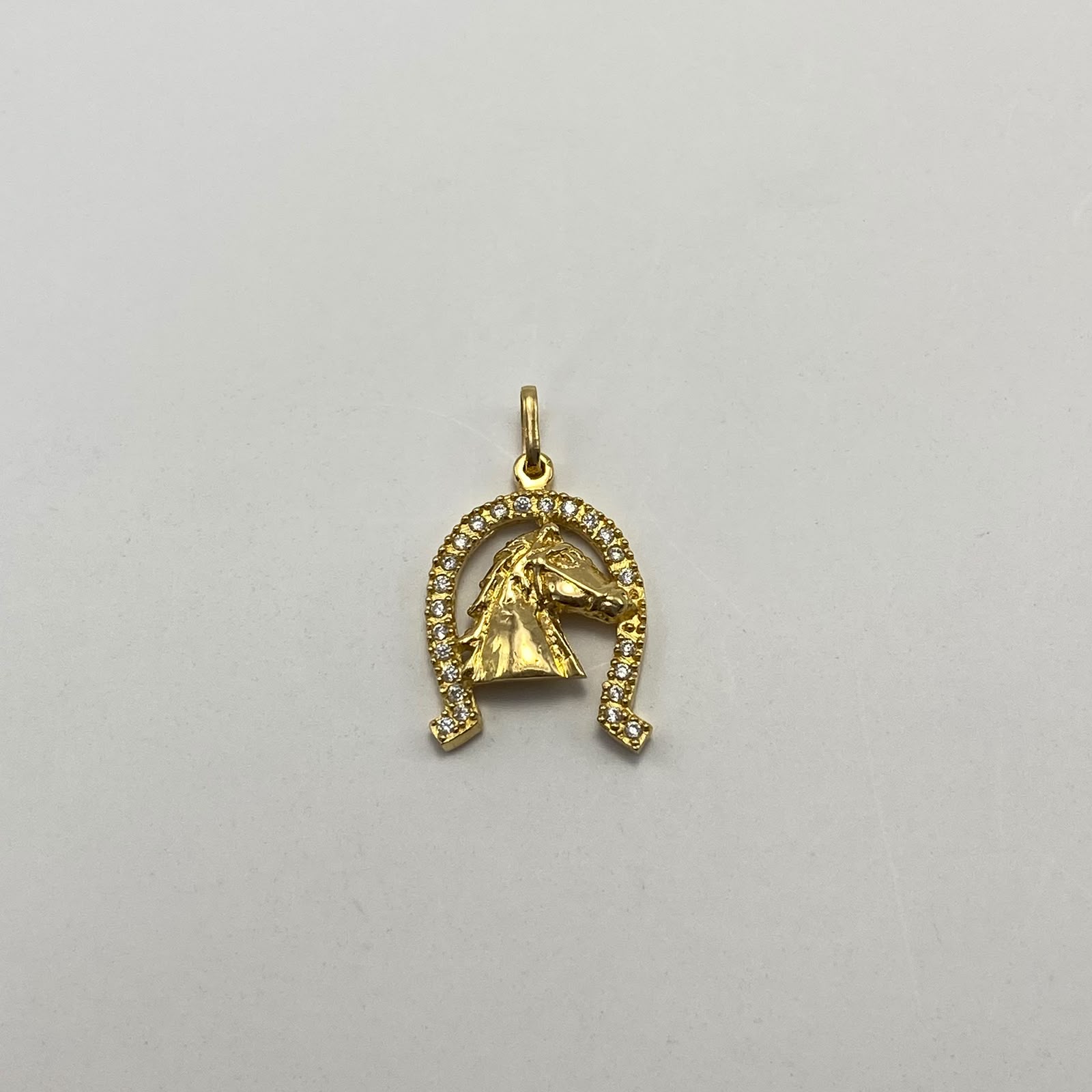Dije herradura con circones blancos  Oro amarillo 18k 3,25 Gr / 16,19 mm / 2,6 Cm