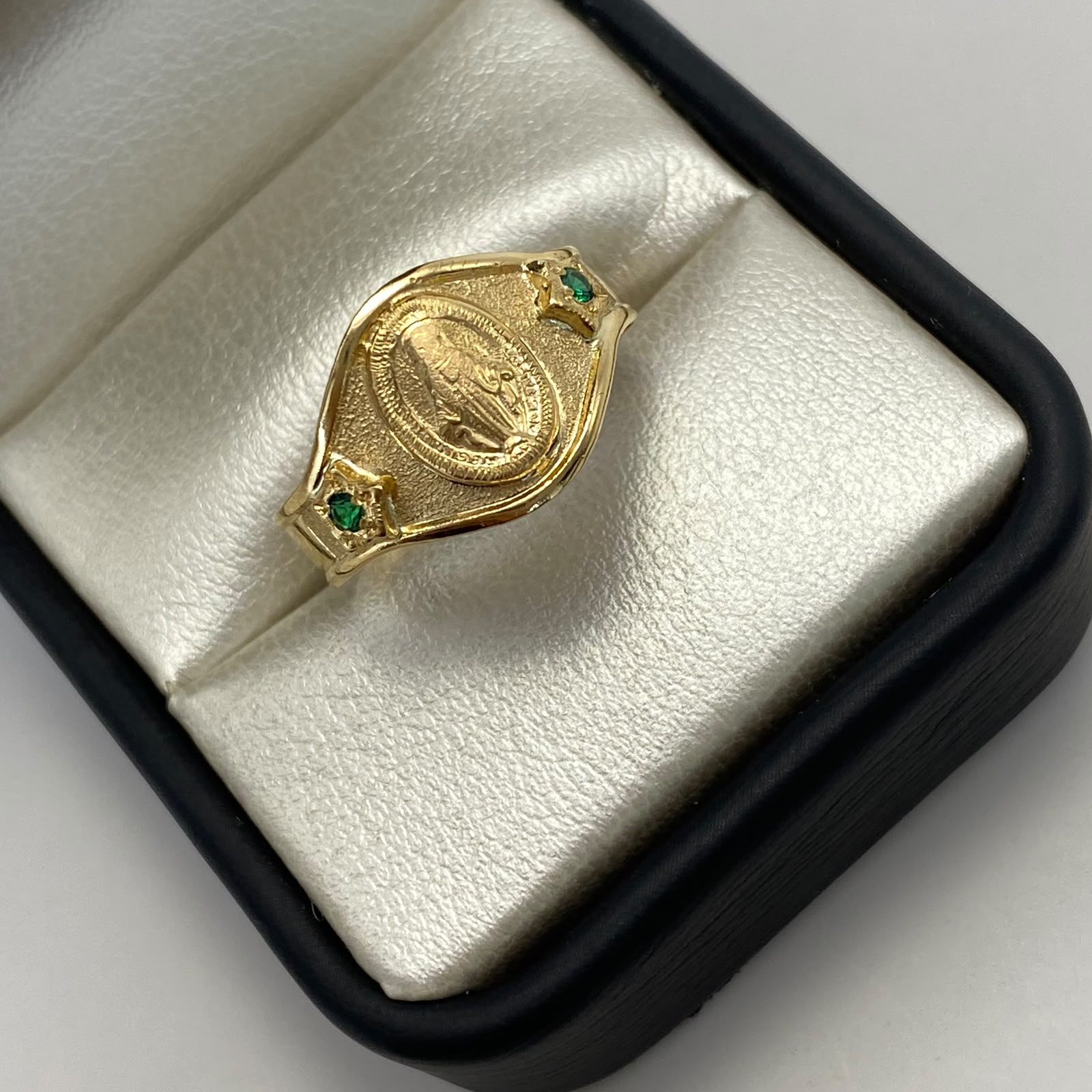 Anillo Troquel virgen milagrosa circones verde Oro amarillo 18k / Talla 9 3/4 / 2,9 Gr / 5 mm