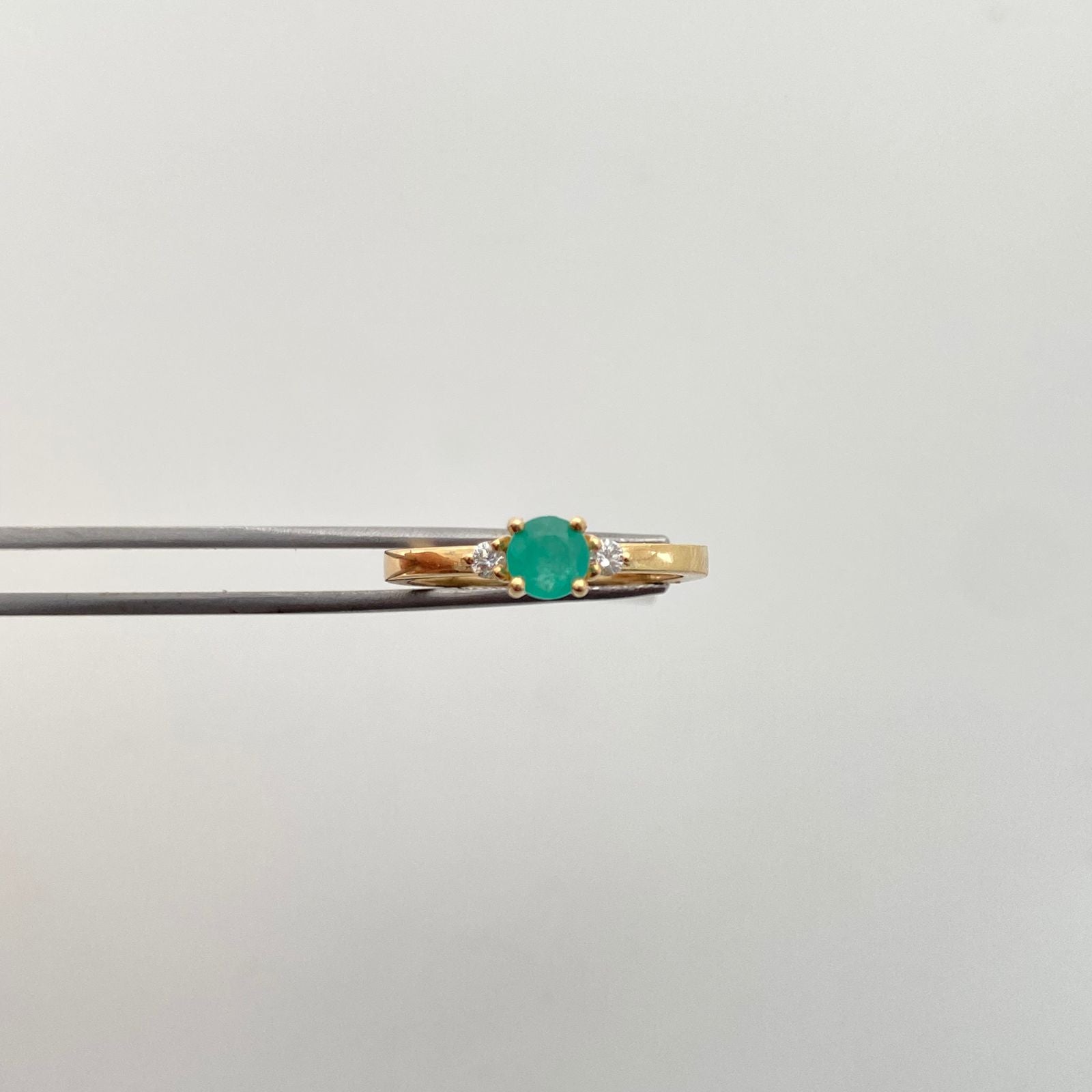 Anillo solitario centro esmeralda redonda lateral diamantes Oro amarillo 18k / Talla 6 1/4 / 3,3 Gr