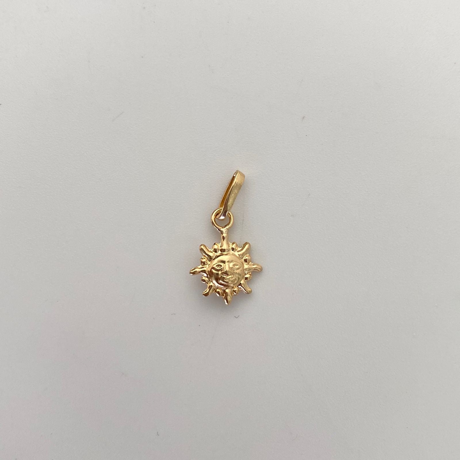 Dije Solecito Oro amarillo 18k 0,45 Gr / 9,4 mm / 1 Cm