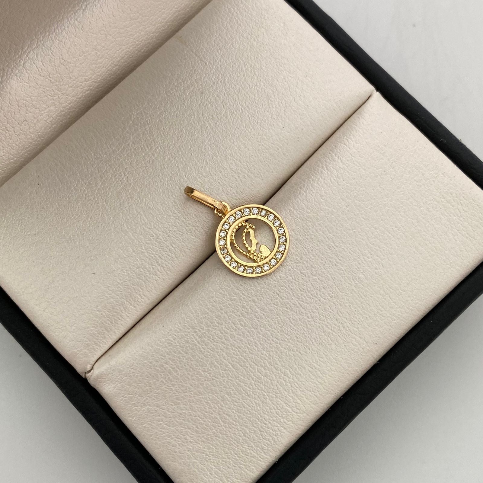 Dije Redondo niña Maria Casting Oro amarillo 18k 1 Gr / 10,9 mm / 1,7 Cm