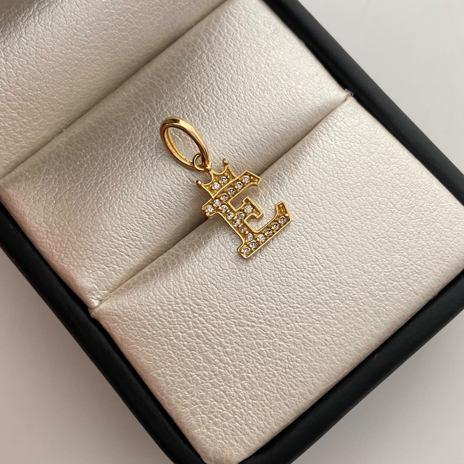Dije Letra E Casting Oro amarillo 18k 0,9 Gr / 8,4 mm / 2 Cm