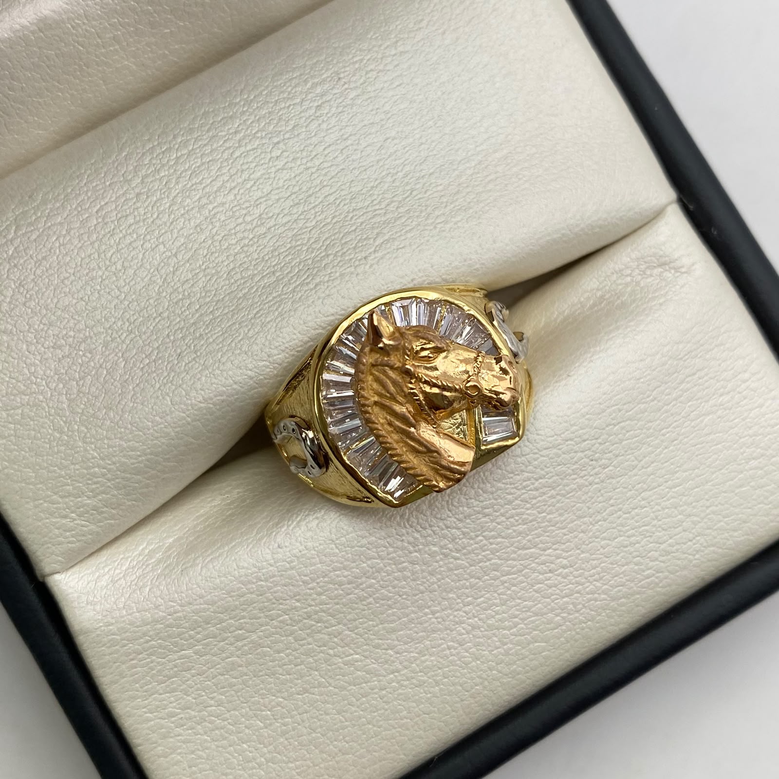 Anillo herradura caballo circones blancos Tres oros 18k / Talla 8 3/4 / 7,15 Gr / 5,55 mm