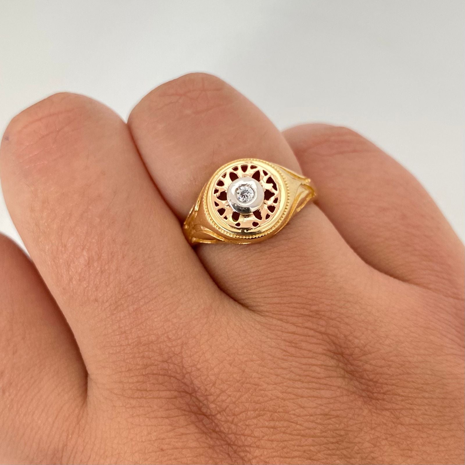 Anillo tipo flor circon central lateral tallado Tres oros 18k / Talla 8 3/4 / 3,5 Gr